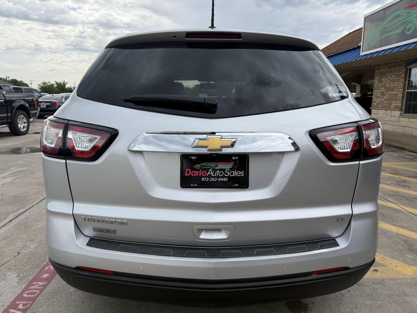 2017 Silver Ice Metallic /Dark Titanium / Light Titanium, leather Dark Titan Chevrolet Traverse 54947 (1GNKRHKDXHJ) with an 3.6L V6 DOHC 24V engine, 6-Speed Automatic transmission, located at 2401 E Main St., Grand Prairie, TX, 75050, (972) 262-4440, 32.748981, -96.969643 - Photo#25