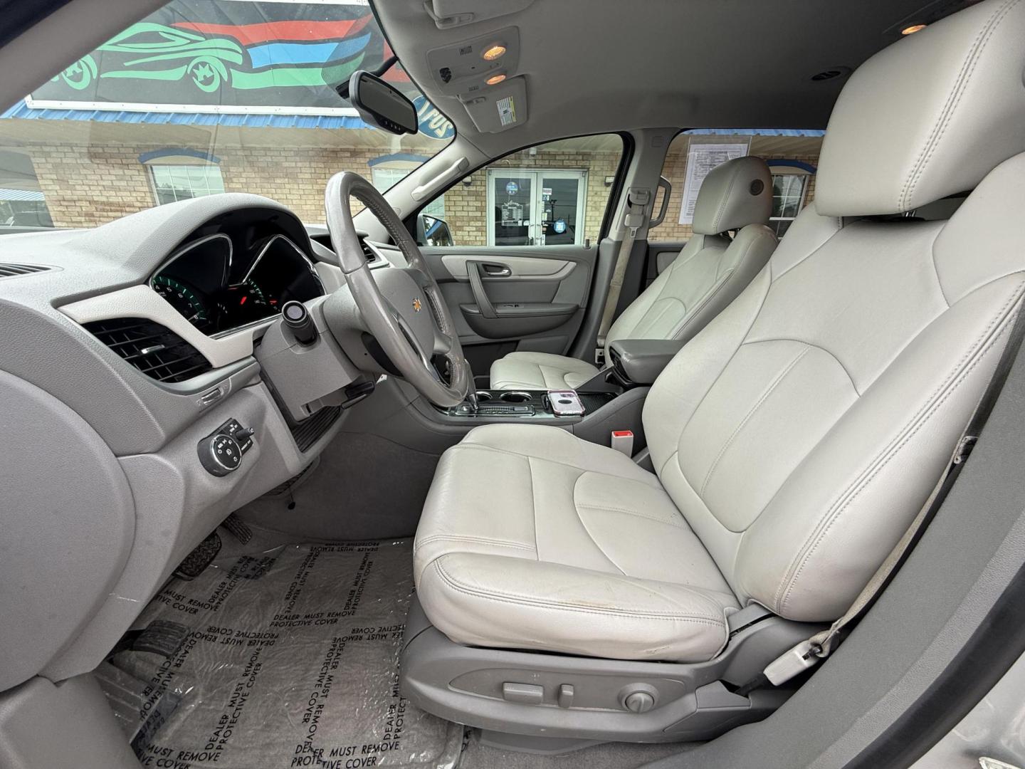 2017 Silver Ice Metallic /Dark Titanium / Light Titanium, leather Dark Titan Chevrolet Traverse 54947 (1GNKRHKDXHJ) with an 3.6L V6 DOHC 24V engine, 6-Speed Automatic transmission, located at 2401 E Main St., Grand Prairie, TX, 75050, (972) 262-4440, 32.748981, -96.969643 - Photo#26