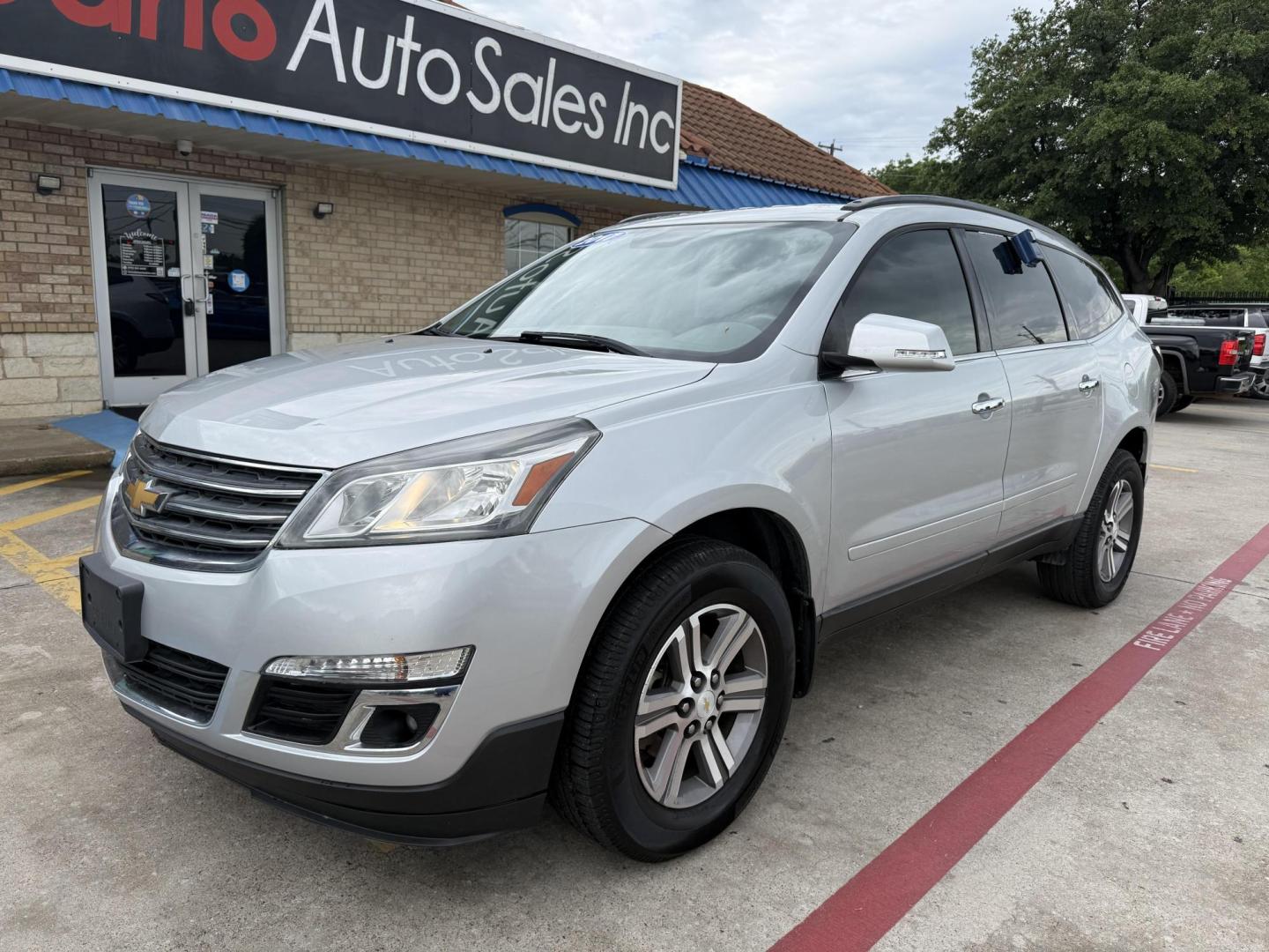2017 Silver Ice Metallic /Dark Titanium / Light Titanium, leather Dark Titan Chevrolet Traverse 54947 (1GNKRHKDXHJ) with an 3.6L V6 DOHC 24V engine, 6-Speed Automatic transmission, located at 2401 E Main St., Grand Prairie, TX, 75050, (972) 262-4440, 32.748981, -96.969643 - Photo#27