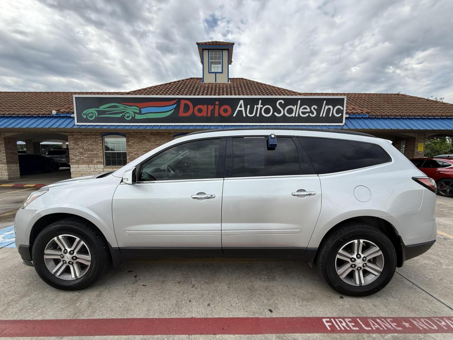 2017 Silver Ice Metallic /Dark Titanium / Light Titanium, leather Dark Titan Chevrolet Traverse 54947 (1GNKRHKDXHJ) with an 3.6L V6 DOHC 24V engine, 6-Speed Automatic transmission, located at 2401 E Main St., Grand Prairie, TX, 75050, (972) 262-4440, 32.748981, -96.969643 - Photo#28