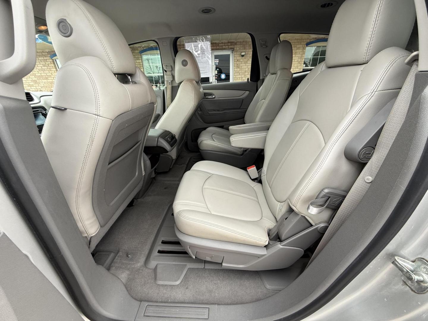 2017 Silver Ice Metallic /Dark Titanium / Light Titanium, leather Dark Titan Chevrolet Traverse 54947 (1GNKRHKDXHJ) with an 3.6L V6 DOHC 24V engine, 6-Speed Automatic transmission, located at 2401 E Main St., Grand Prairie, TX, 75050, (972) 262-4440, 32.748981, -96.969643 - Photo#31