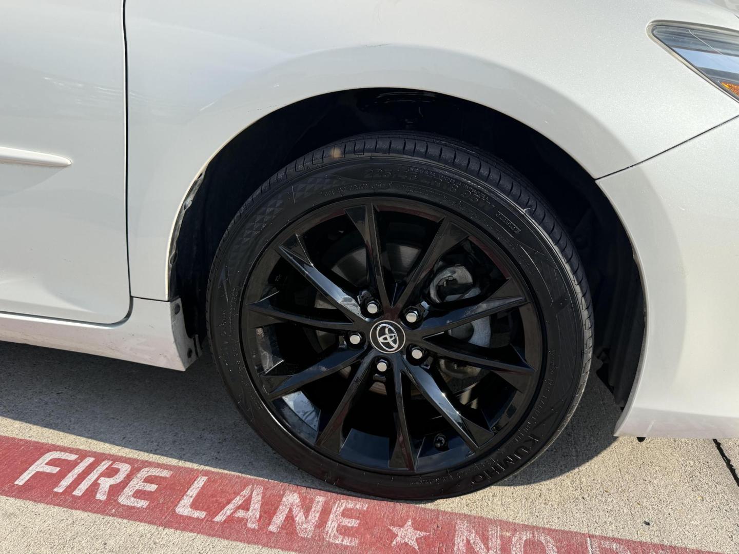 2017 Super White /Black and Ash, leather/suede Black, leather/suede Toyota Camry 55375 (4T1BF1FK8HU) with an 2.5L L4 DOHC 16V engine, 6-Speed Automatic transmission, located at 2401 E Main St., Grand Prairie, TX, 75050, (972) 262-4440, 32.748981, -96.969643 - Photo#20