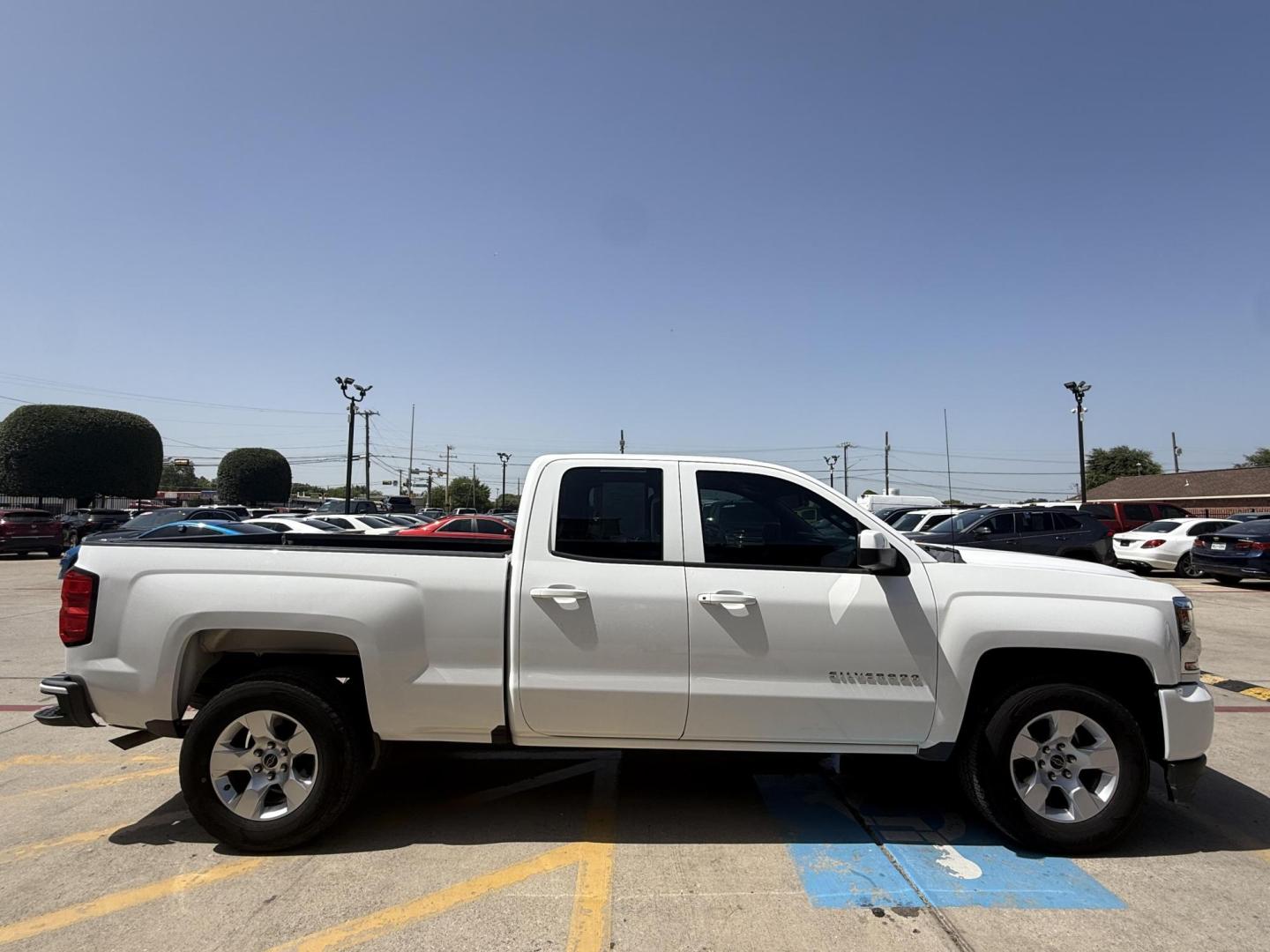 2018 Summit White /Dark Ash Seats w/Jet Black Interior Accents, cloth Chevrolet Silverado 1500 59698 (1GCRCNEH2JZ) with an 4.3L V6 OHV 12V engine, 6-Speed Automatic transmission, located at 2401 E Main St., Grand Prairie, TX, 75050, (972) 262-4440, 32.748981, -96.969643- Photo#4