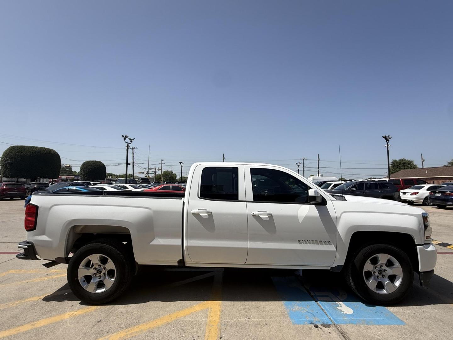 2018 Summit White /Dark Ash Seats w/Jet Black Interior Accents, cloth Chevrolet Silverado 1500 59698 (1GCRCNEH2JZ) with an 4.3L V6 OHV 12V engine, 6-Speed Automatic transmission, located at 2401 E Main St., Grand Prairie, TX, 75050, (972) 262-4440, 32.748981, -96.969643- Photo#5