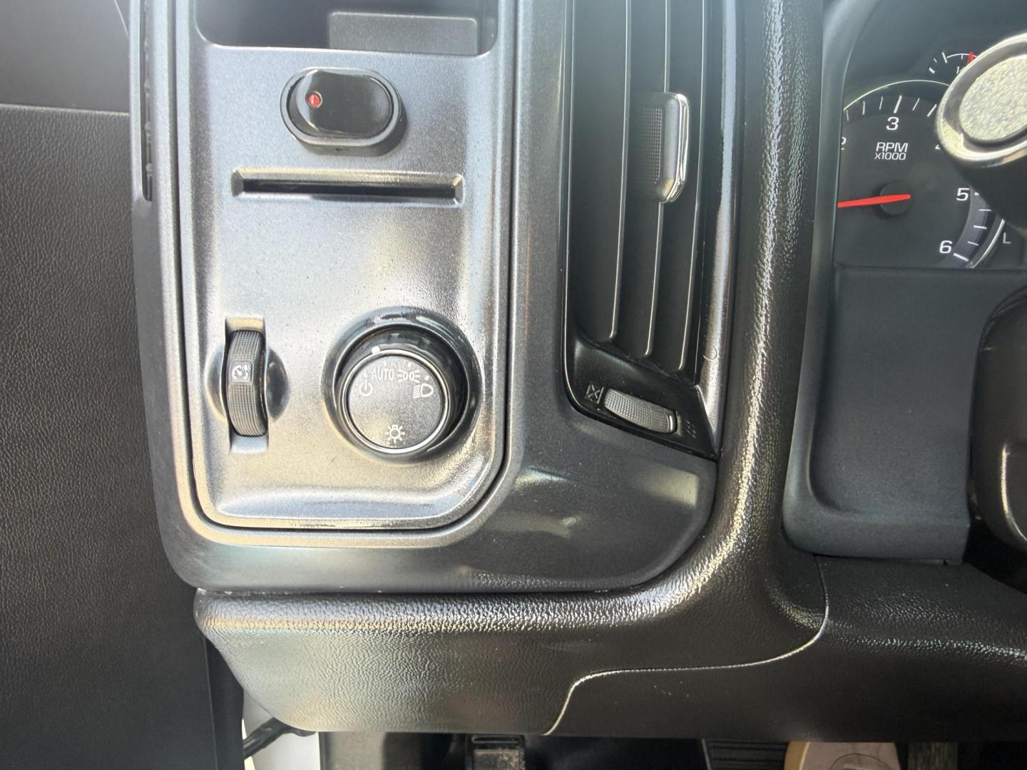 2018 Summit White /Dark Ash Seats w/Jet Black Interior Accents, cloth Chevrolet Silverado 1500 59698 (1GCRCNEH2JZ) with an 4.3L V6 OHV 12V engine, 6-Speed Automatic transmission, located at 2401 E Main St., Grand Prairie, TX, 75050, (972) 262-4440, 32.748981, -96.969643- Photo#8