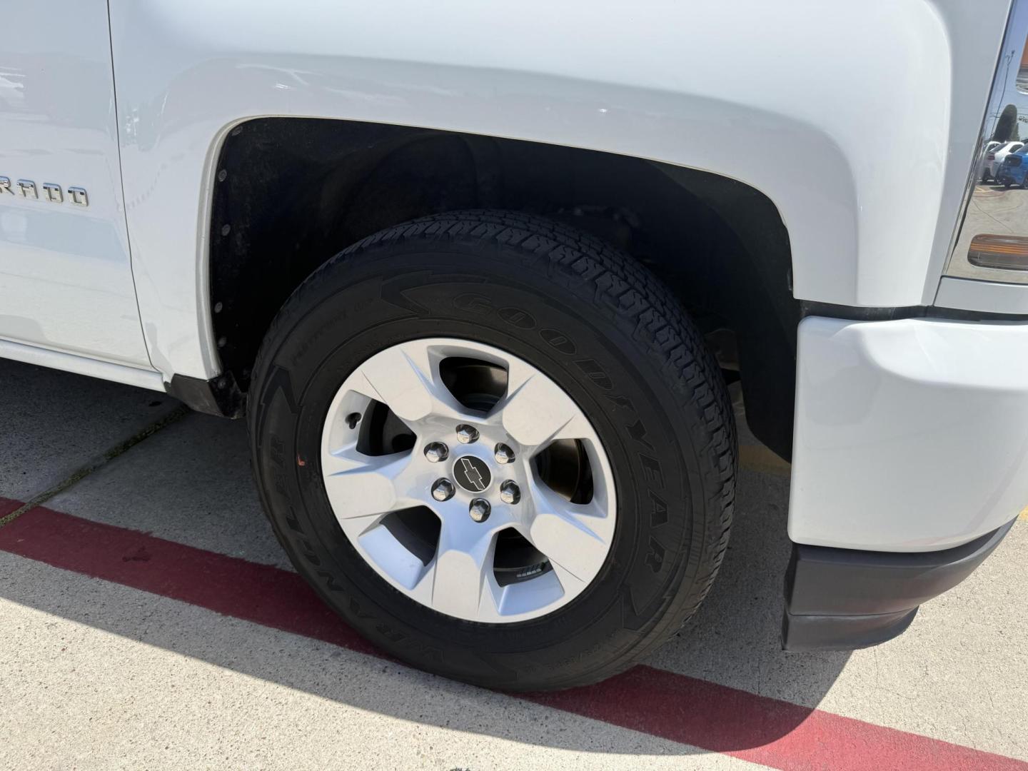 2018 Summit White /Dark Ash Seats w/Jet Black Interior Accents, cloth Chevrolet Silverado 1500 59698 (1GCRCNEH2JZ) with an 4.3L V6 OHV 12V engine, 6-Speed Automatic transmission, located at 2401 E Main St., Grand Prairie, TX, 75050, (972) 262-4440, 32.748981, -96.969643- Photo#19