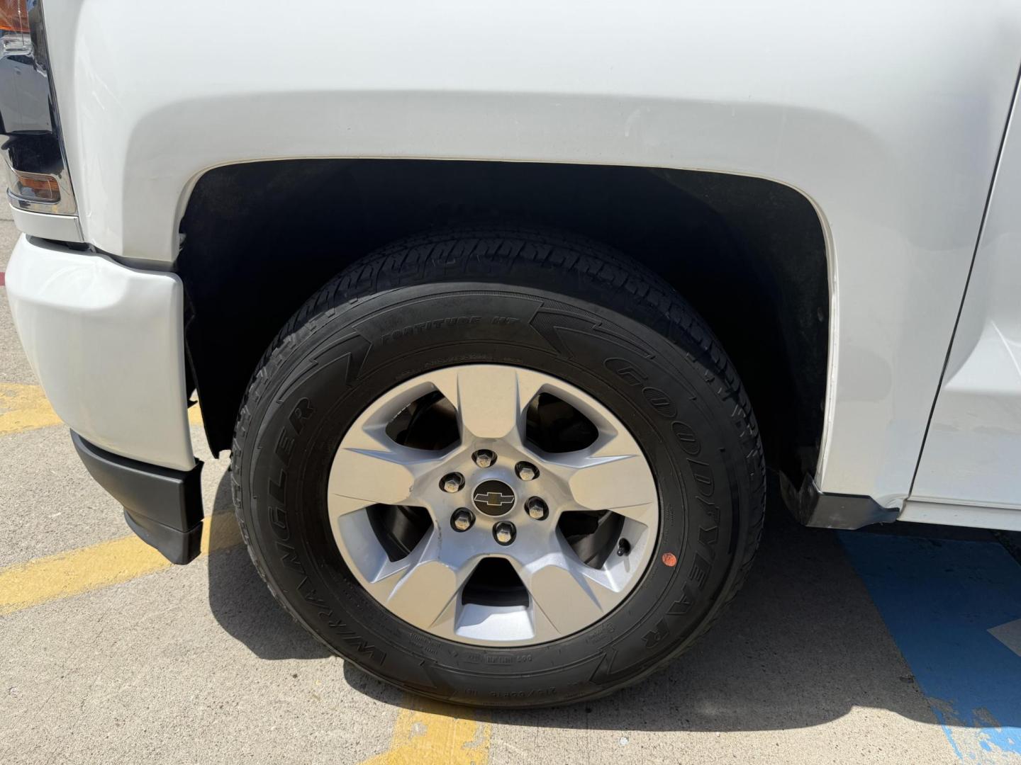 2018 Summit White /Dark Ash Seats w/Jet Black Interior Accents, cloth Chevrolet Silverado 1500 59698 (1GCRCNEH2JZ) with an 4.3L V6 OHV 12V engine, 6-Speed Automatic transmission, located at 2401 E Main St., Grand Prairie, TX, 75050, (972) 262-4440, 32.748981, -96.969643- Photo#22
