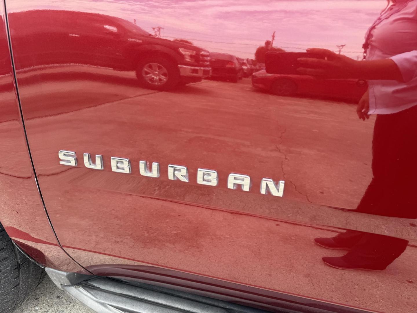 2020 Siren Red Tintcoat /Cocoa/Dune, leather Jet Black, leather Jet Black/D Chevrolet Suburban 70487 (1GNSCHKC8LR) with an 5.3L V8 OHV 16V engine, 6-Speed Automatic transmission, located at 2401 E Main St., Grand Prairie, TX, 75050, (972) 262-4440, 32.748981, -96.969643 - Photo#13