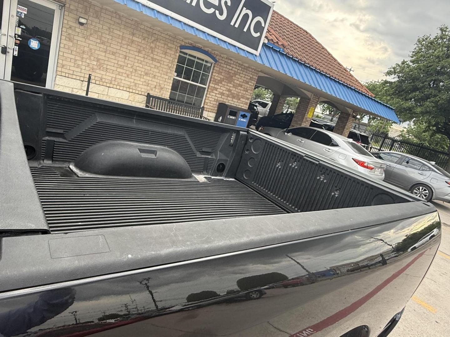2016 Black Clear Coat /Black/Diesel Gray, cloth Black/Diesel Gray, vinyl RAM 1500 53842 (1C6RR6FG2GS) with an 3.6L V6 DOHC 24V FFV engine, 8-Speed Automatic transmission, located at 2401 E Main St., Grand Prairie, TX, 75050, (972) 262-4440, 32.748981, -96.969643 - Photo#4