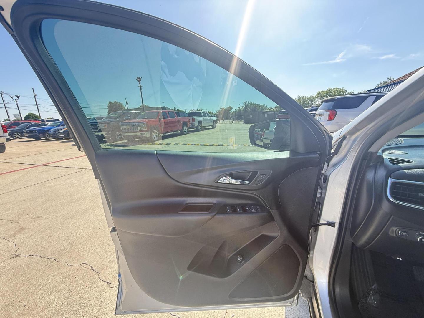 2019 Silver Ice Metallic /Jet Black, premium cloth Jet Black/Cinnamon, cloth Chevrolet Equinox 63877 (2GNAXLEX4K6) with an 2.0L L4 DOHC 16V engine, 9-Speed Automatic transmission, located at 2401 E Main St., Grand Prairie, TX, 75050, (972) 262-4440, 32.748981, -96.969643 - Photo#4