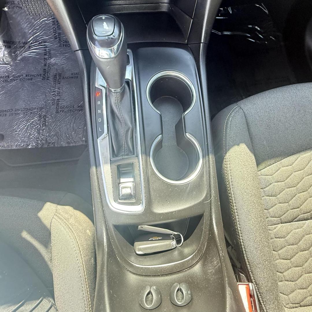 2019 Silver Ice Metallic /Jet Black, premium cloth Jet Black/Cinnamon, cloth Chevrolet Equinox 63877 (2GNAXLEX4K6) with an 2.0L L4 DOHC 16V engine, 9-Speed Automatic transmission, located at 2401 E Main St., Grand Prairie, TX, 75050, (972) 262-4440, 32.748981, -96.969643 - Photo#6