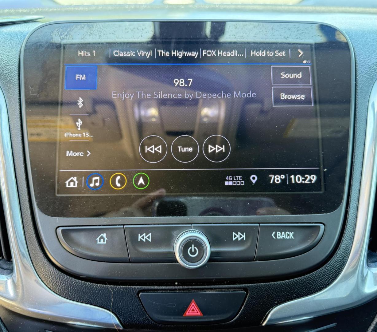 2019 Silver Ice Metallic /Jet Black, premium cloth Jet Black/Cinnamon, cloth Chevrolet Equinox 63877 (2GNAXLEX4K6) with an 2.0L L4 DOHC 16V engine, 9-Speed Automatic transmission, located at 2401 E Main St., Grand Prairie, TX, 75050, (972) 262-4440, 32.748981, -96.969643 - Photo#24