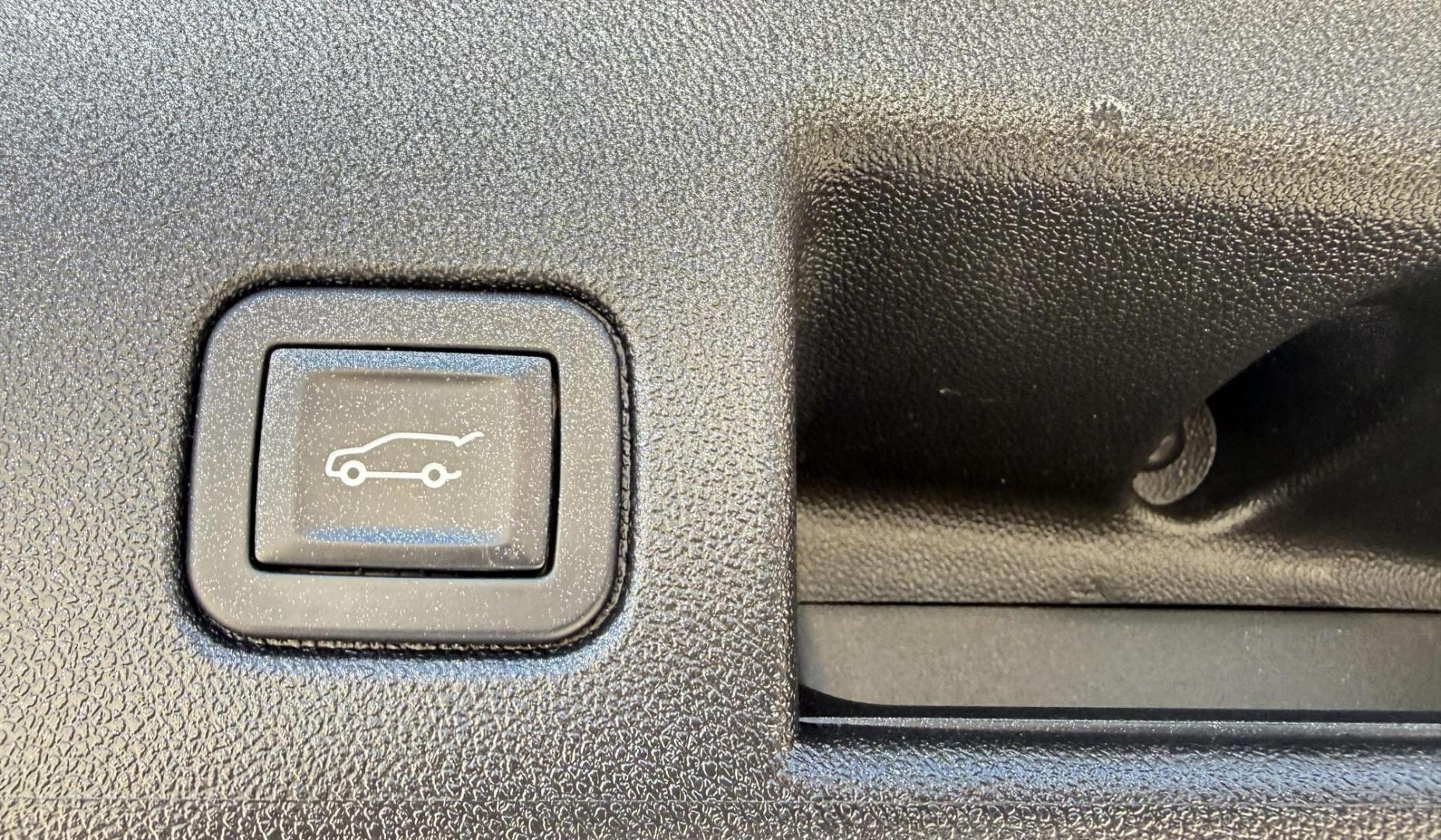 2019 Silver Ice Metallic /Jet Black, premium cloth Jet Black/Cinnamon, cloth Chevrolet Equinox 63877 (2GNAXLEX4K6) with an 2.0L L4 DOHC 16V engine, 9-Speed Automatic transmission, located at 2401 E Main St., Grand Prairie, TX, 75050, (972) 262-4440, 32.748981, -96.969643 - Photo#27
