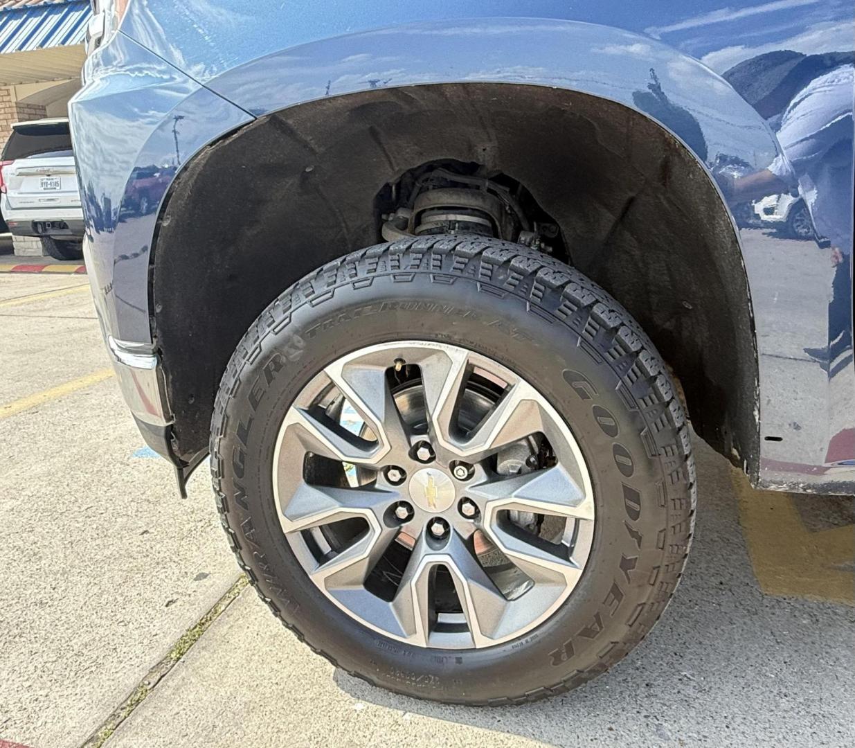 2021 Northsky Blue Metallic /Gideon/Very Dark Atmosphere, cloth Gideon/Very Dar Chevrolet Silverado 1500 74656 (1GCUYDET5MZ) with an 3.0L L6 DOHC 16V TURBO DIESEL engine, 6-Speed Automatic transmission, located at 2401 E Main St., Grand Prairie, TX, 75050, (972) 262-4440, 32.748981, -96.969643 - Photo#13