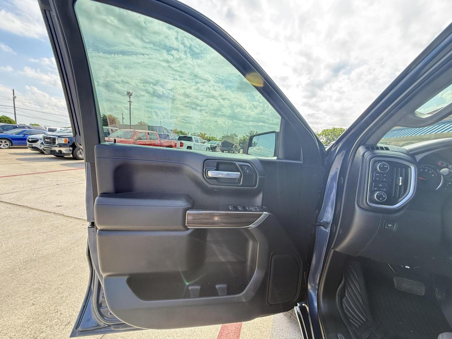 2021 Northsky Blue Metallic /Gideon/Very Dark Atmosphere, cloth Gideon/Very Dar Chevrolet Silverado 1500 74656 (1GCUYDET5MZ) with an 3.0L L6 DOHC 16V TURBO DIESEL engine, 6-Speed Automatic transmission, located at 2401 E Main St., Grand Prairie, TX, 75050, (972) 262-4440, 32.748981, -96.969643 - Photo#22