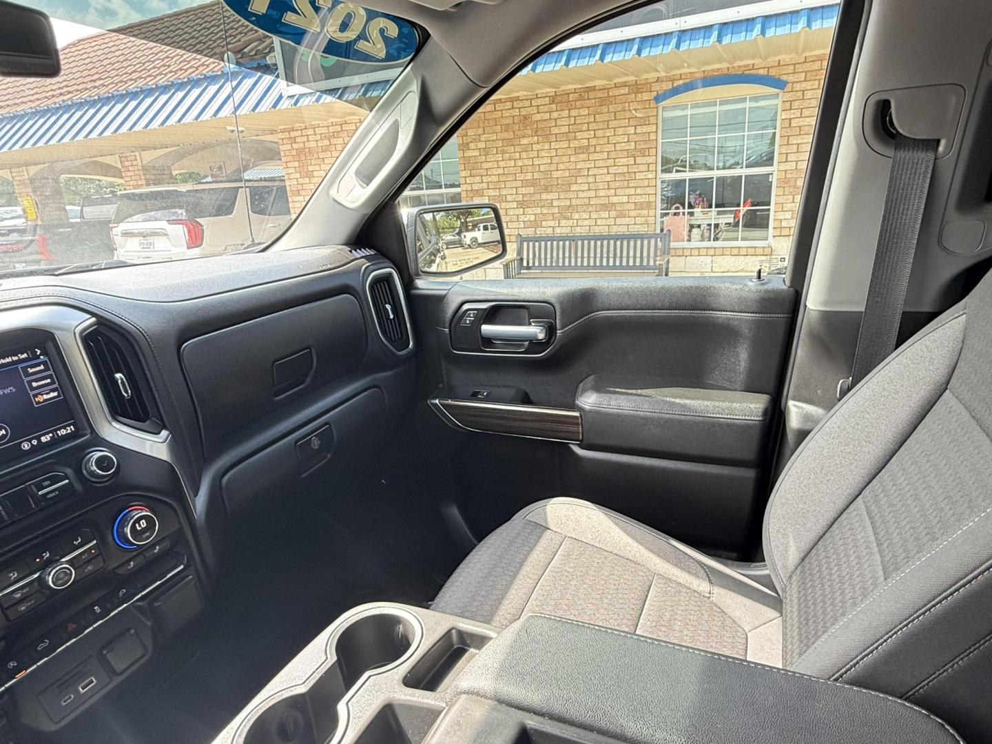 2021 Northsky Blue Metallic /Gideon/Very Dark Atmosphere, cloth Gideon/Very Dar Chevrolet Silverado 1500 74656 (1GCUYDET5MZ) with an 3.0L L6 DOHC 16V TURBO DIESEL engine, 6-Speed Automatic transmission, located at 2401 E Main St., Grand Prairie, TX, 75050, (972) 262-4440, 32.748981, -96.969643 - Photo#28