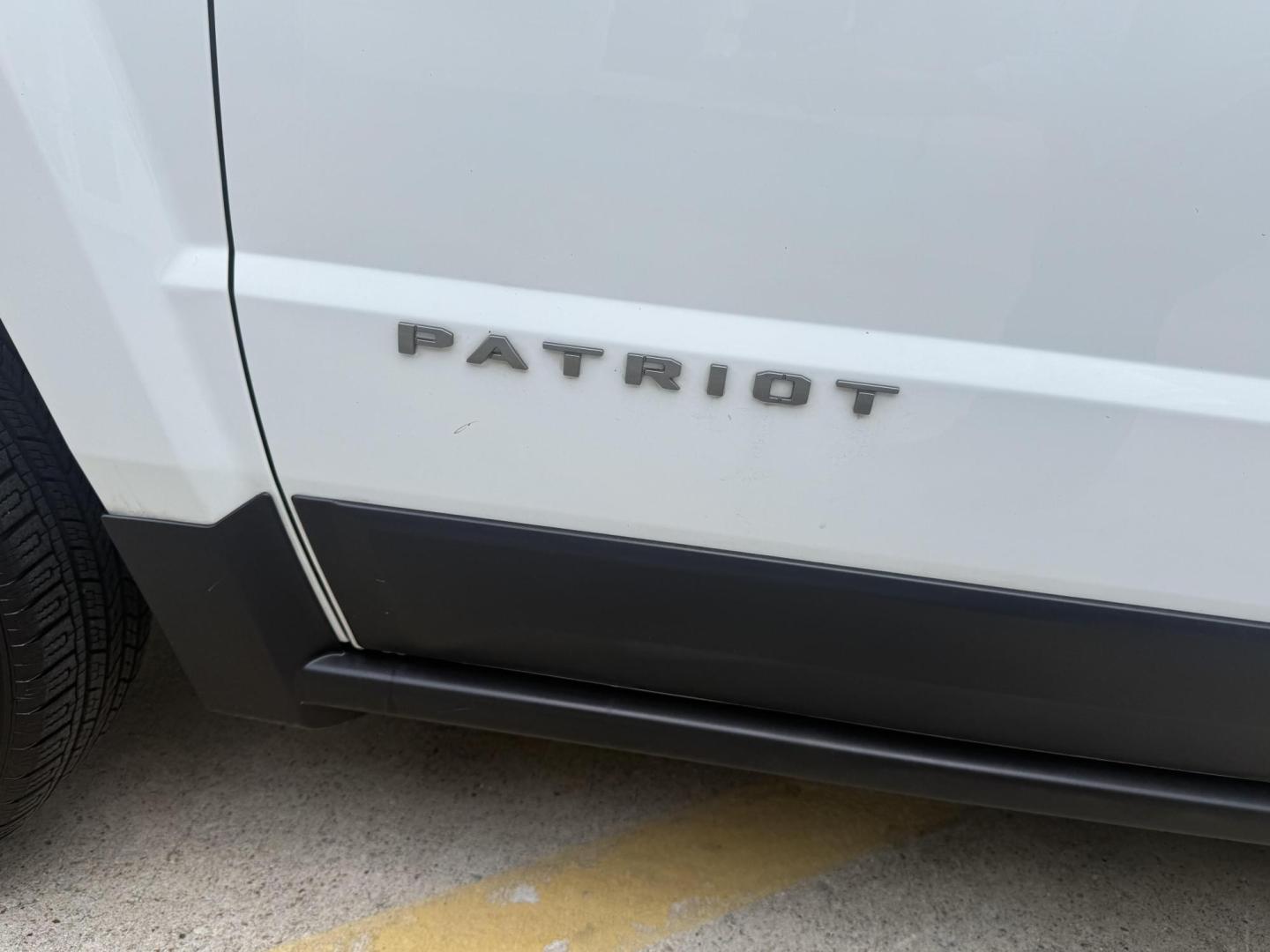 2017 White Knuckle Clear Coat /Dark Slate Gray, premium cloth Dark Slate Gray/Lig Jeep Patriot 55315 (1C4NJPBA1HD) with an 2.0L L4 DOHC 16V engine, Continuously Variable Transmission5-Speed Manual transmission, located at 2401 E Main St., Grand Prairie, TX, 75050, (972) 262-4440, 32.748981, -96.969643 - Photo#5