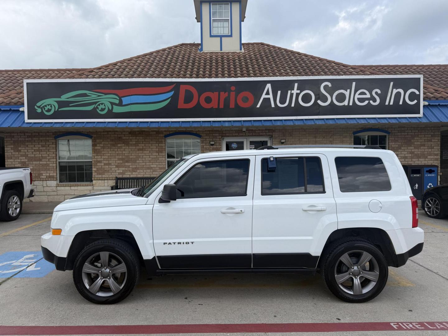 2017 White Knuckle Clear Coat /Dark Slate Gray, premium cloth Dark Slate Gray/Lig Jeep Patriot 55315 (1C4NJPBA1HD) with an 2.0L L4 DOHC 16V engine, Continuously Variable Transmission5-Speed Manual transmission, located at 2401 E Main St., Grand Prairie, TX, 75050, (972) 262-4440, 32.748981, -96.969643 - Photo#21