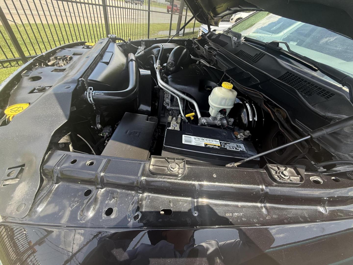 2015 No data /No data RAM 1500 51133 (1C6RR6LT0FS) with an 5.7L V8 OHV 16V engine, 8-Speed Automatic transmission, located at 2401 E Main St., Grand Prairie, TX, 75050, (972) 262-4440, 32.748981, -96.969643 - Photo#4
