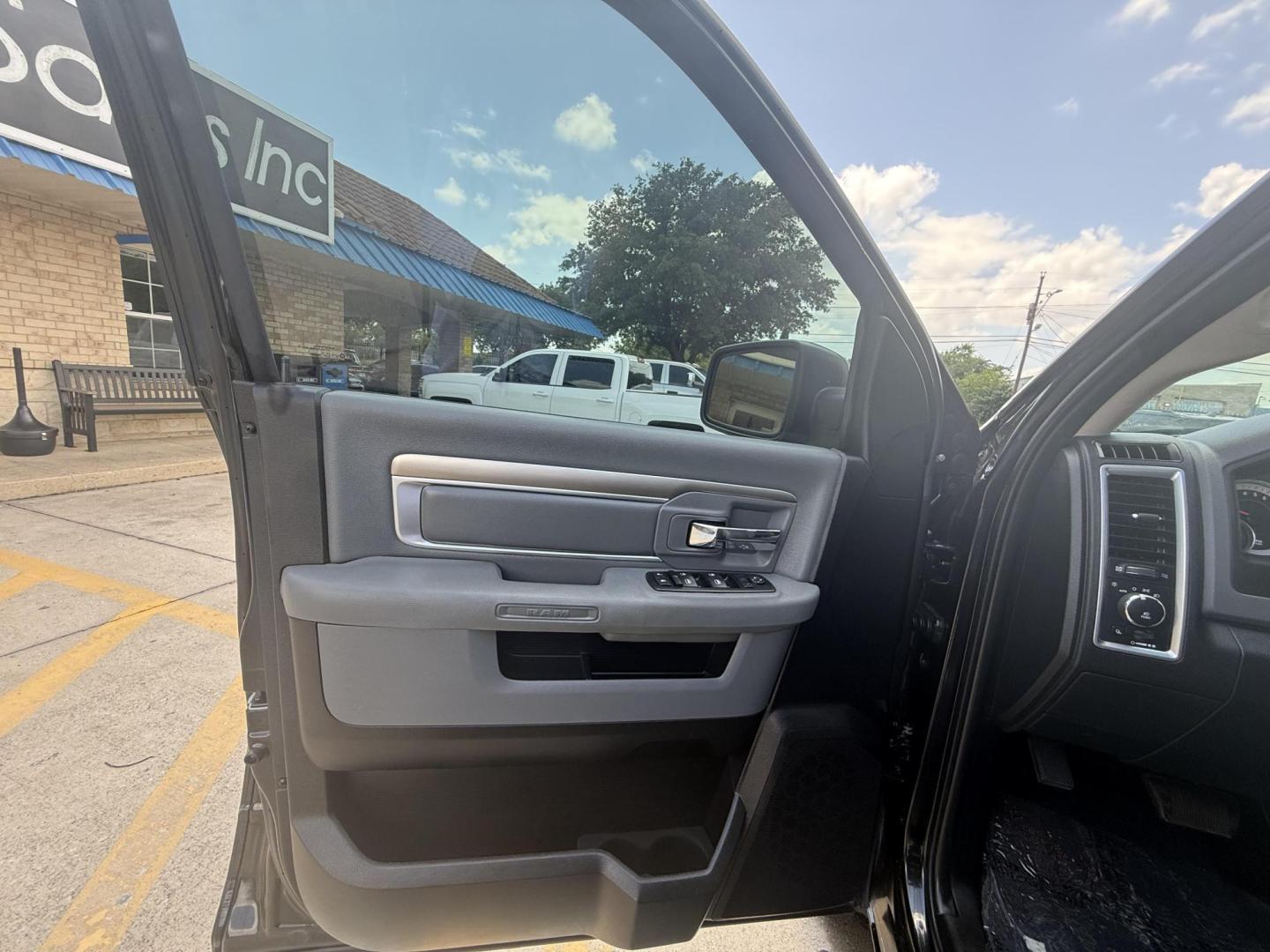 2015 No data /No data RAM 1500 51133 (1C6RR6LT0FS) with an 5.7L V8 OHV 16V engine, 8-Speed Automatic transmission, located at 2401 E Main St., Grand Prairie, TX, 75050, (972) 262-4440, 32.748981, -96.969643 - Photo#18