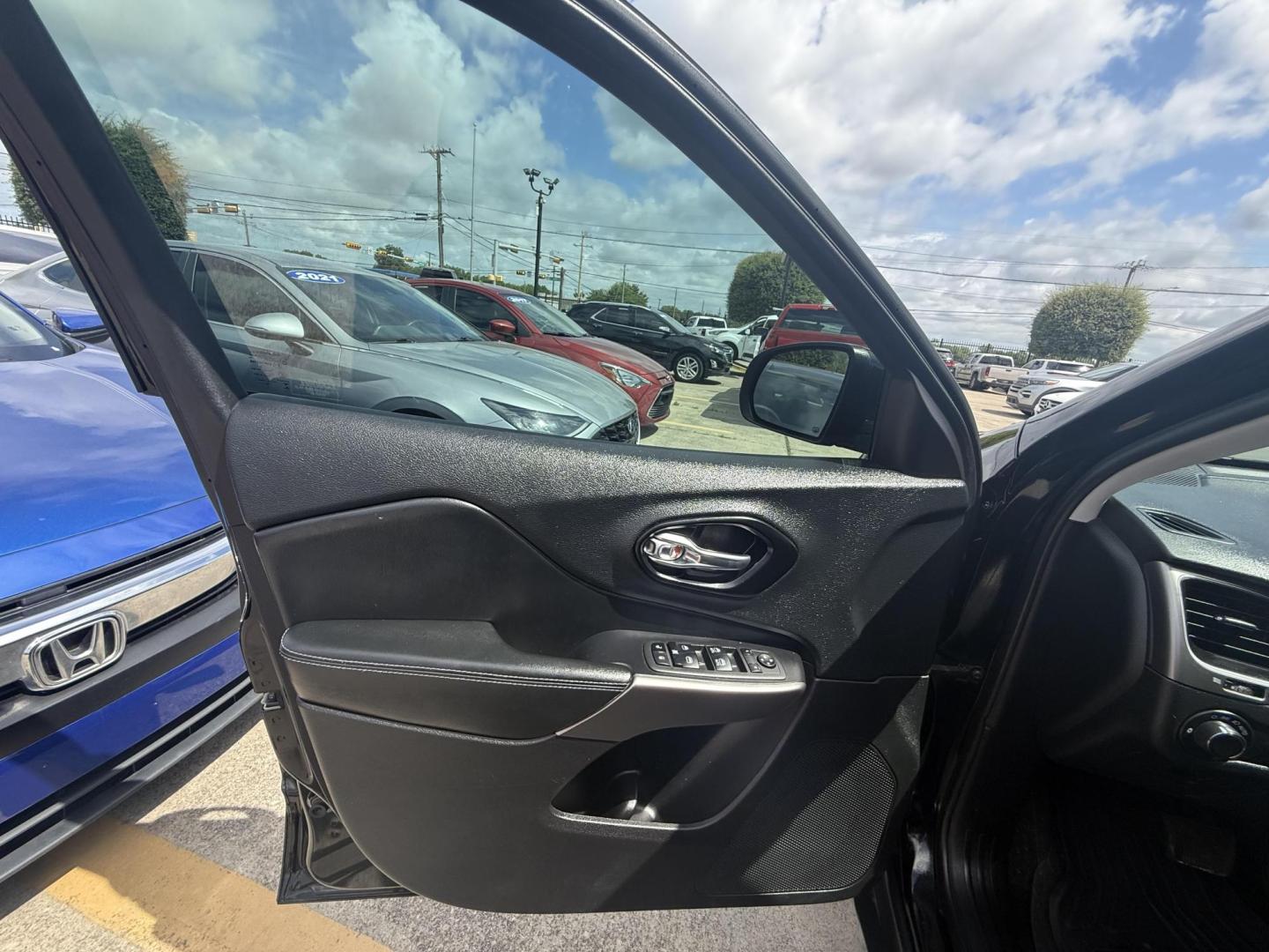 2021 Diamond Black Crystal Pearl Coat /Black, cloth Black/Light Frost Beige, cloth Jeep Cherokee 74375 (1C4PJLCB3MD) with an 2.4L L4 DOHC 16V engine, 9-Speed Automatic transmission, located at 2401 E Main St., Grand Prairie, TX, 75050, (972) 262-4440, 32.748981, -96.969643 - Photo#6