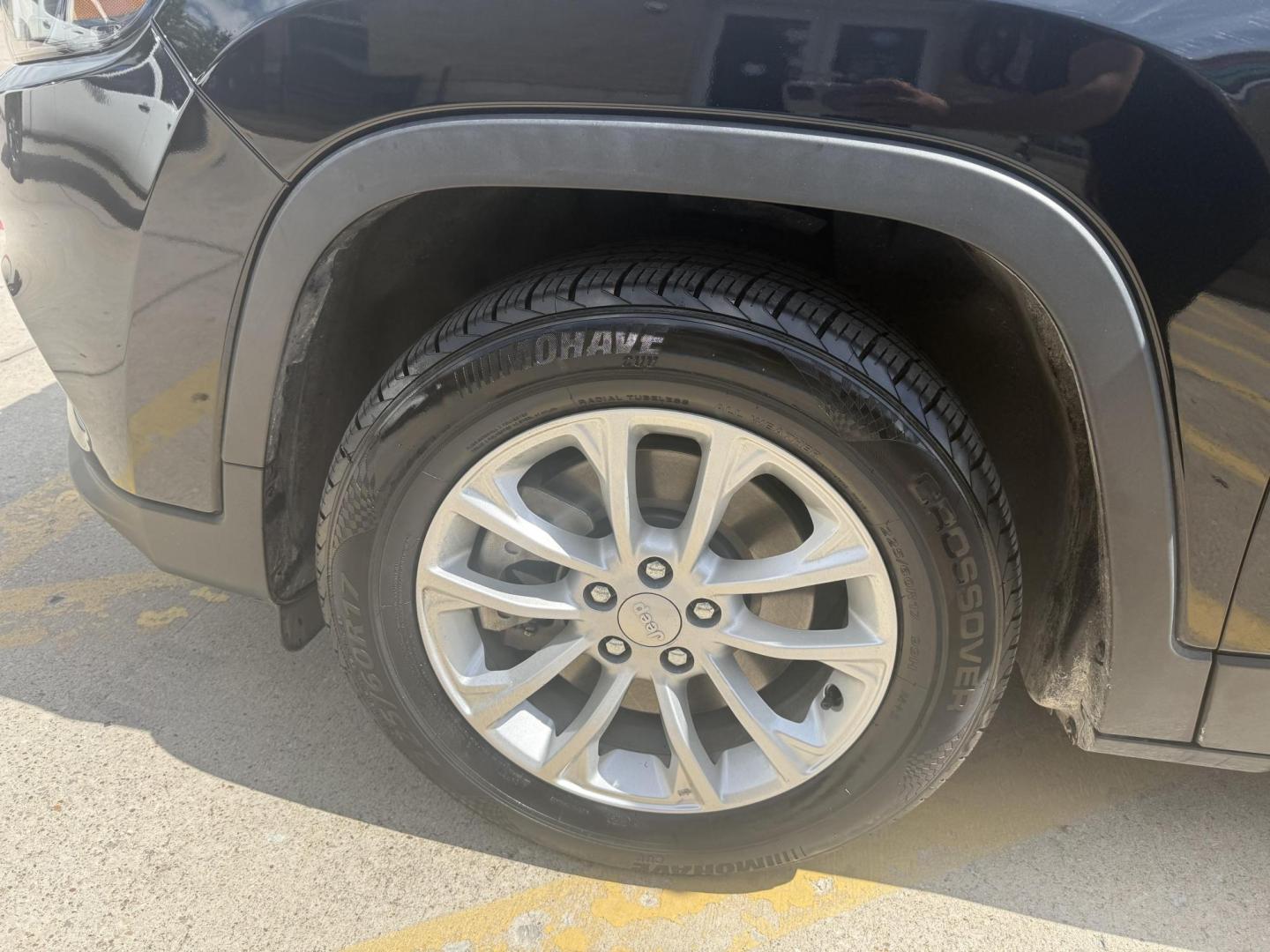 2021 Diamond Black Crystal Pearl Coat /Black, cloth Black/Light Frost Beige, cloth Jeep Cherokee 74375 (1C4PJLCB3MD) with an 2.4L L4 DOHC 16V engine, 9-Speed Automatic transmission, located at 2401 E Main St., Grand Prairie, TX, 75050, (972) 262-4440, 32.748981, -96.969643 - Photo#7