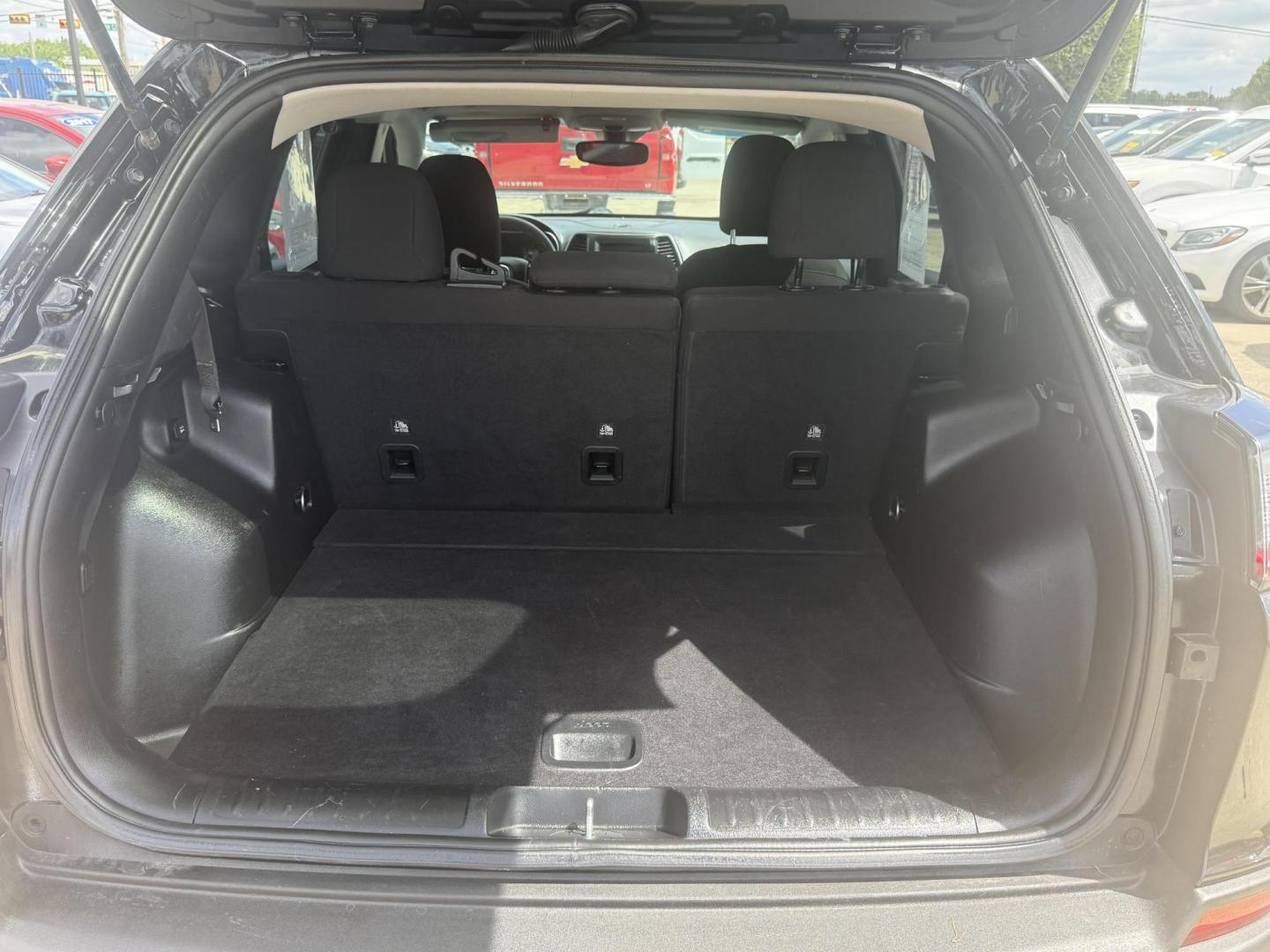 2021 Diamond Black Crystal Pearl Coat /Black, cloth Black/Light Frost Beige, cloth Jeep Cherokee 74375 (1C4PJLCB3MD) with an 2.4L L4 DOHC 16V engine, 9-Speed Automatic transmission, located at 2401 E Main St., Grand Prairie, TX, 75050, (972) 262-4440, 32.748981, -96.969643 - Photo#9