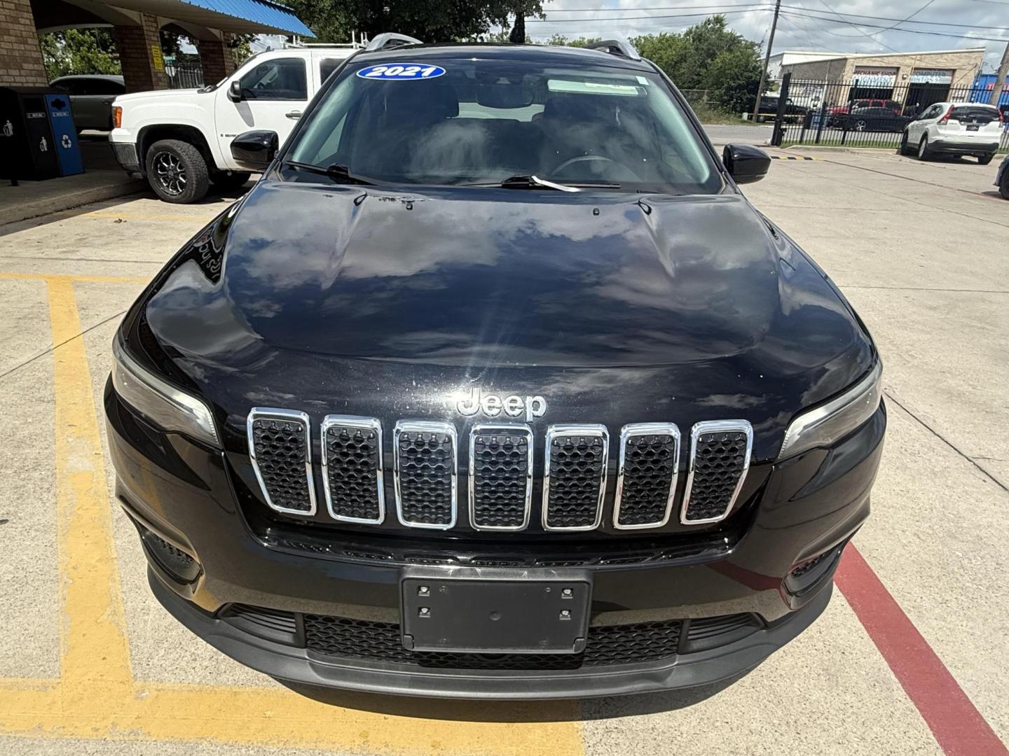 2021 Diamond Black Crystal Pearl Coat /Black, cloth Black/Light Frost Beige, cloth Jeep Cherokee 74375 (1C4PJLCB3MD) with an 2.4L L4 DOHC 16V engine, 9-Speed Automatic transmission, located at 2401 E Main St., Grand Prairie, TX, 75050, (972) 262-4440, 32.748981, -96.969643 - Photo#12