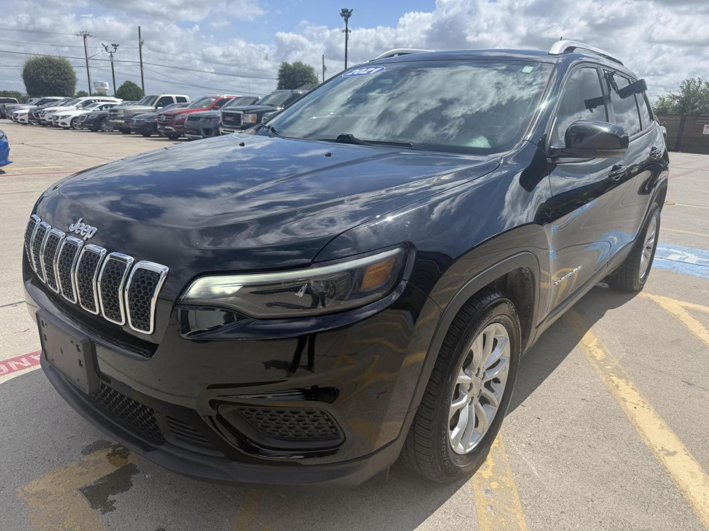 2021 Diamond Black Crystal Pearl Coat /Black, cloth Black/Light Frost Beige, cloth Jeep Cherokee 74375 (1C4PJLCB3MD) with an 2.4L L4 DOHC 16V engine, 9-Speed Automatic transmission, located at 2401 E Main St., Grand Prairie, TX, 75050, (972) 262-4440, 32.748981, -96.969643 - Photo#13