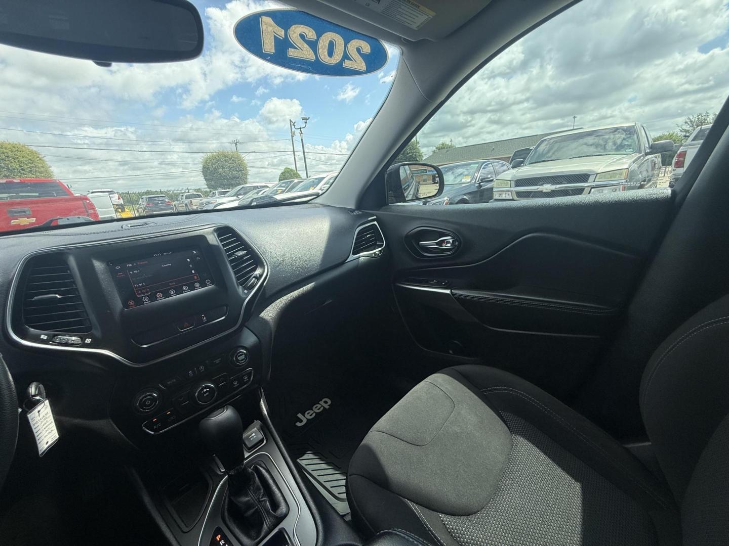2021 Diamond Black Crystal Pearl Coat /Black, cloth Black/Light Frost Beige, cloth Jeep Cherokee 74375 (1C4PJLCB3MD) with an 2.4L L4 DOHC 16V engine, 9-Speed Automatic transmission, located at 2401 E Main St., Grand Prairie, TX, 75050, (972) 262-4440, 32.748981, -96.969643 - Photo#17
