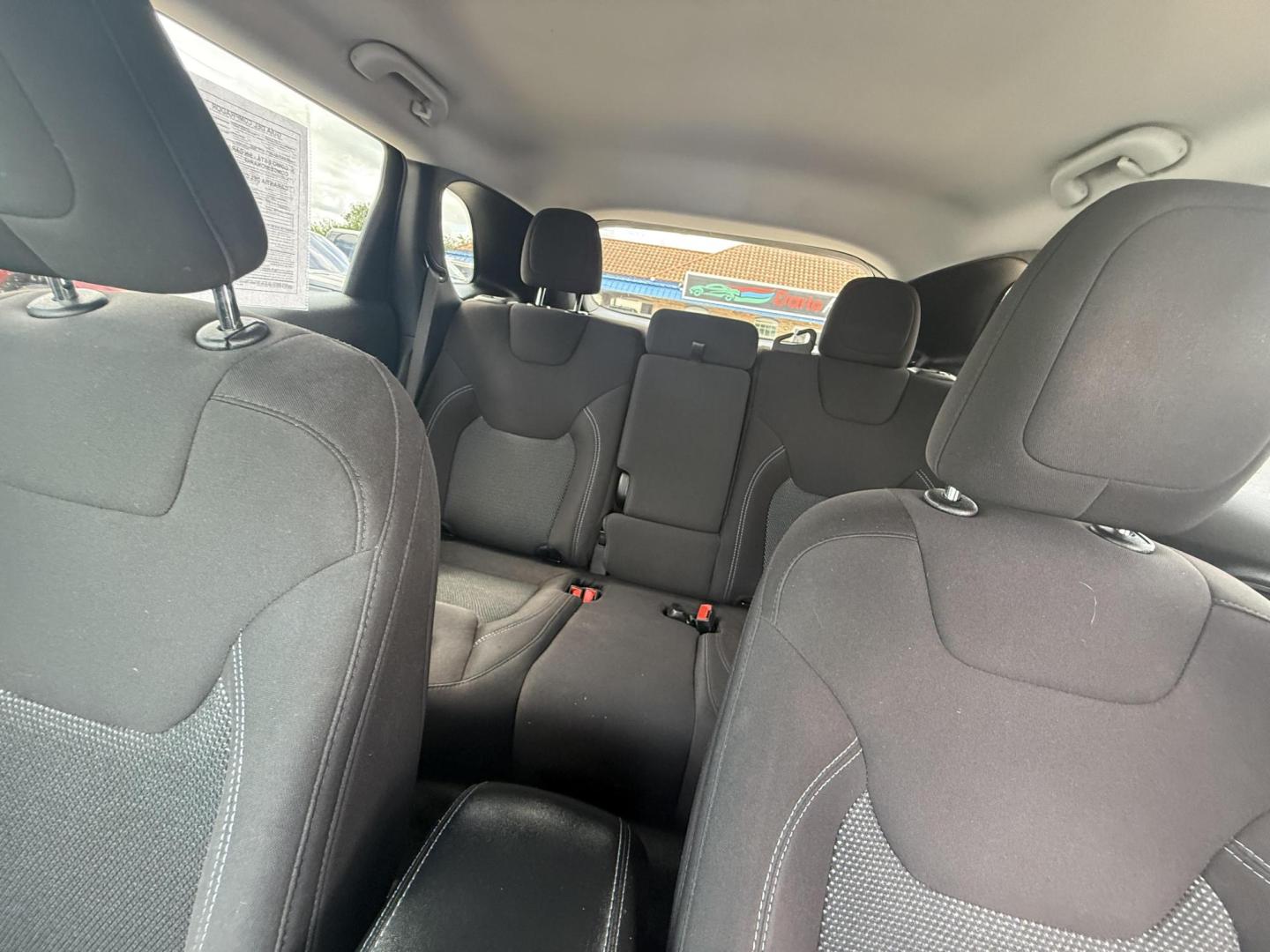 2021 Diamond Black Crystal Pearl Coat /Black, cloth Black/Light Frost Beige, cloth Jeep Cherokee 74375 (1C4PJLCB3MD) with an 2.4L L4 DOHC 16V engine, 9-Speed Automatic transmission, located at 2401 E Main St., Grand Prairie, TX, 75050, (972) 262-4440, 32.748981, -96.969643 - Photo#27