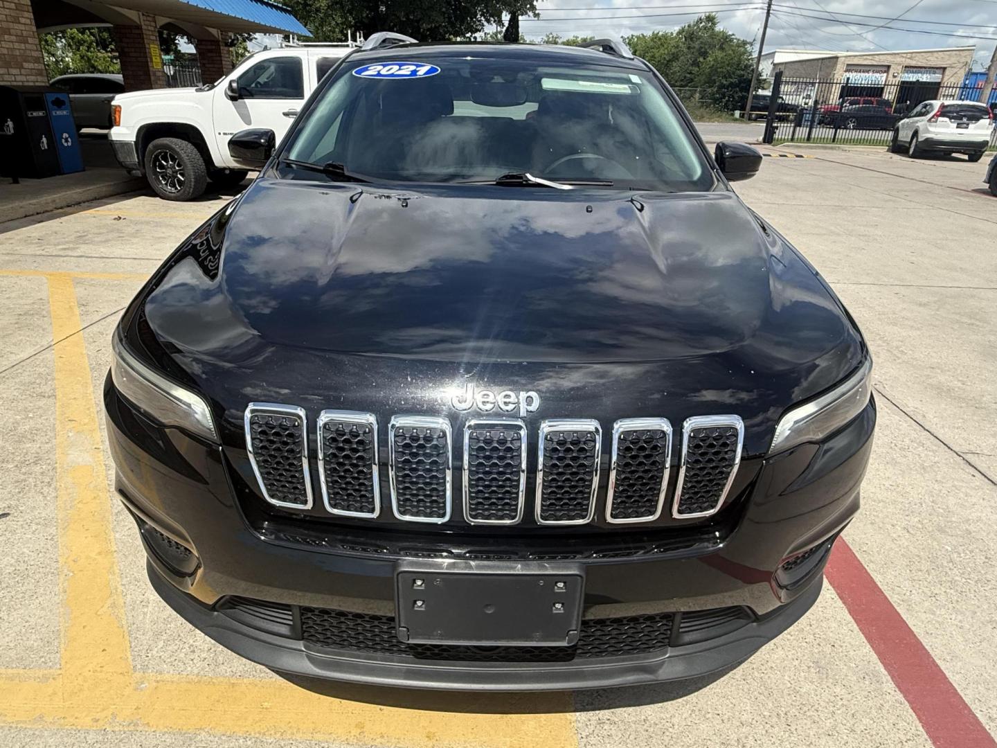 2021 Diamond Black Crystal Pearl Coat /Black, cloth Black/Light Frost Beige, cloth Jeep Cherokee 74375 (1C4PJLCB3MD) with an 2.4L L4 DOHC 16V engine, 9-Speed Automatic transmission, located at 2401 E Main St., Grand Prairie, TX, 75050, (972) 262-4440, 32.748981, -96.969643 - Photo#32