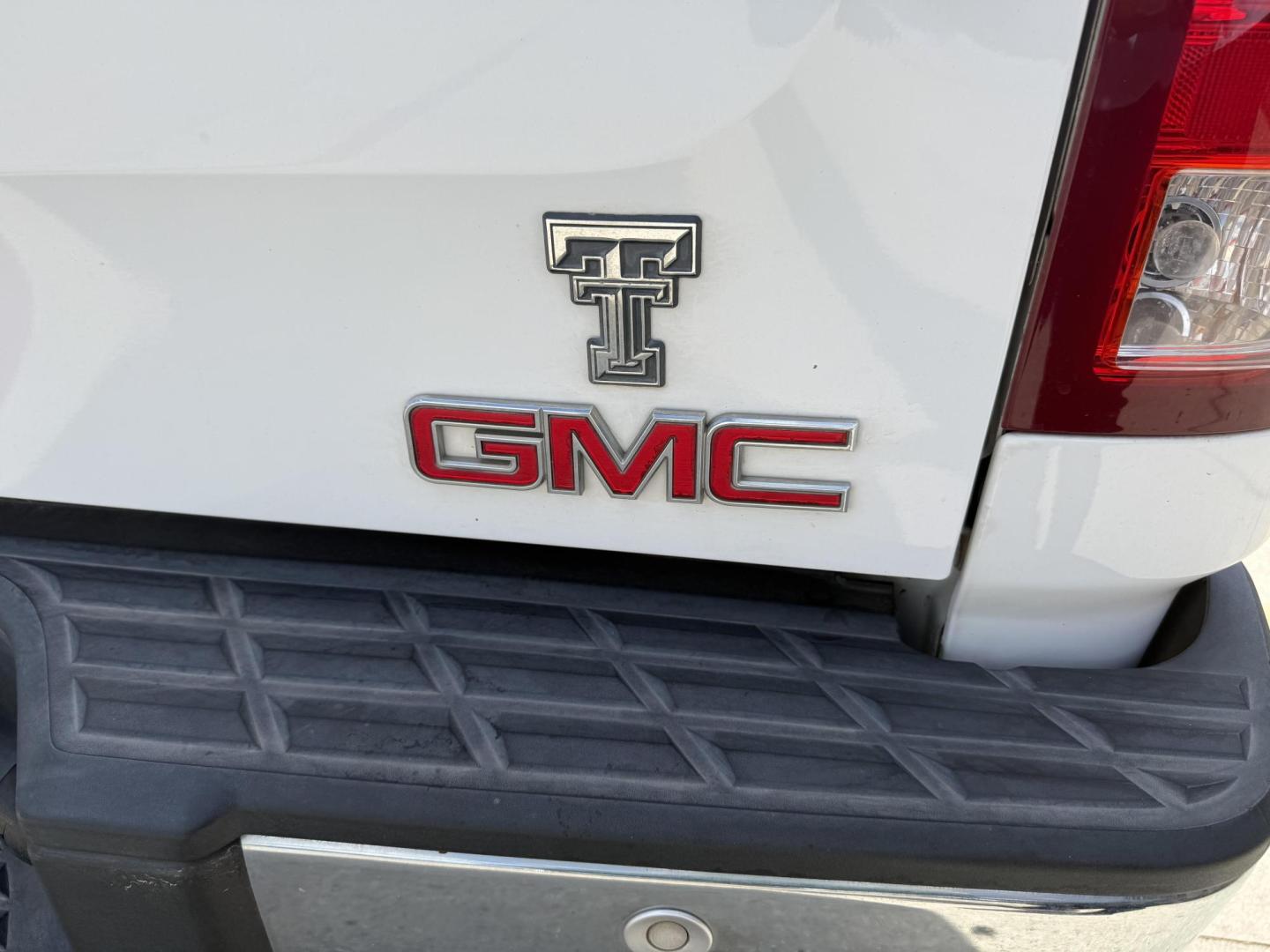 2008 Summit White /Dark Titanium/Light Titanium Cloth Interior Dark T GMC Sierra 1500 35803 (3GTEC13JX8G) with an 5.3L V8 OHV 16V engine, 4-Speed Automatic transmission, located at 2401 E Main St., Grand Prairie, TX, 75050, (972) 262-4440, 32.748981, -96.969643 - Photo#10