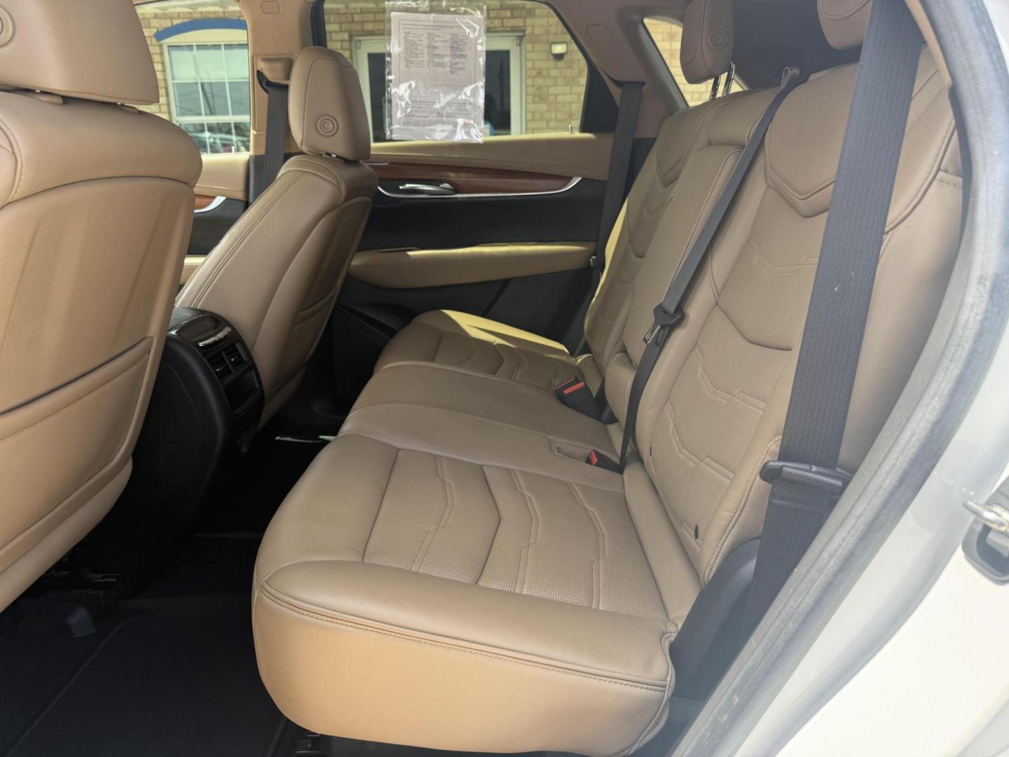 2017 Crystal White Tricoat /Jet Black, premium leather Maple Sugar w/Jet Black Cadillac XT5 54872 (1GYKNFRS8HZ) with an 3.6L V6 DOHC 24V engine, 8-Speed Automatic transmission, located at 2401 E Main St., Grand Prairie, TX, 75050, (972) 262-4440, 32.748981, -96.969643 - Photo#0