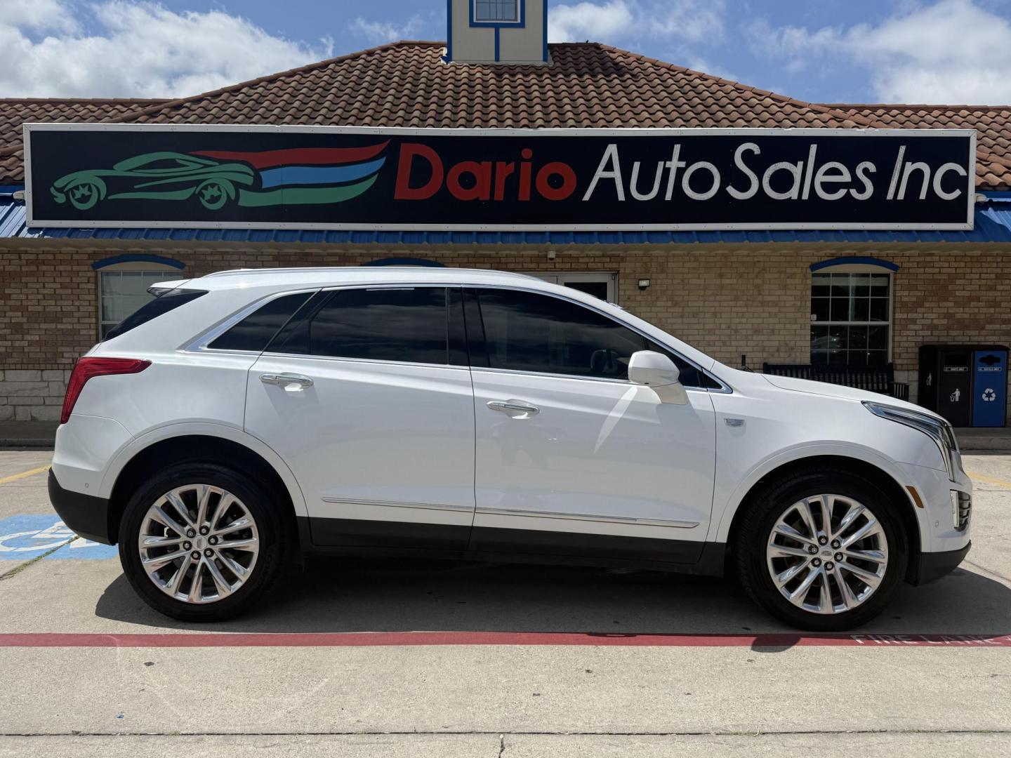 2017 Crystal White Tricoat /Jet Black, premium leather Maple Sugar w/Jet Black Cadillac XT5 54872 (1GYKNFRS8HZ) with an 3.6L V6 DOHC 24V engine, 8-Speed Automatic transmission, located at 2401 E Main St., Grand Prairie, TX, 75050, (972) 262-4440, 32.748981, -96.969643 - Photo#3