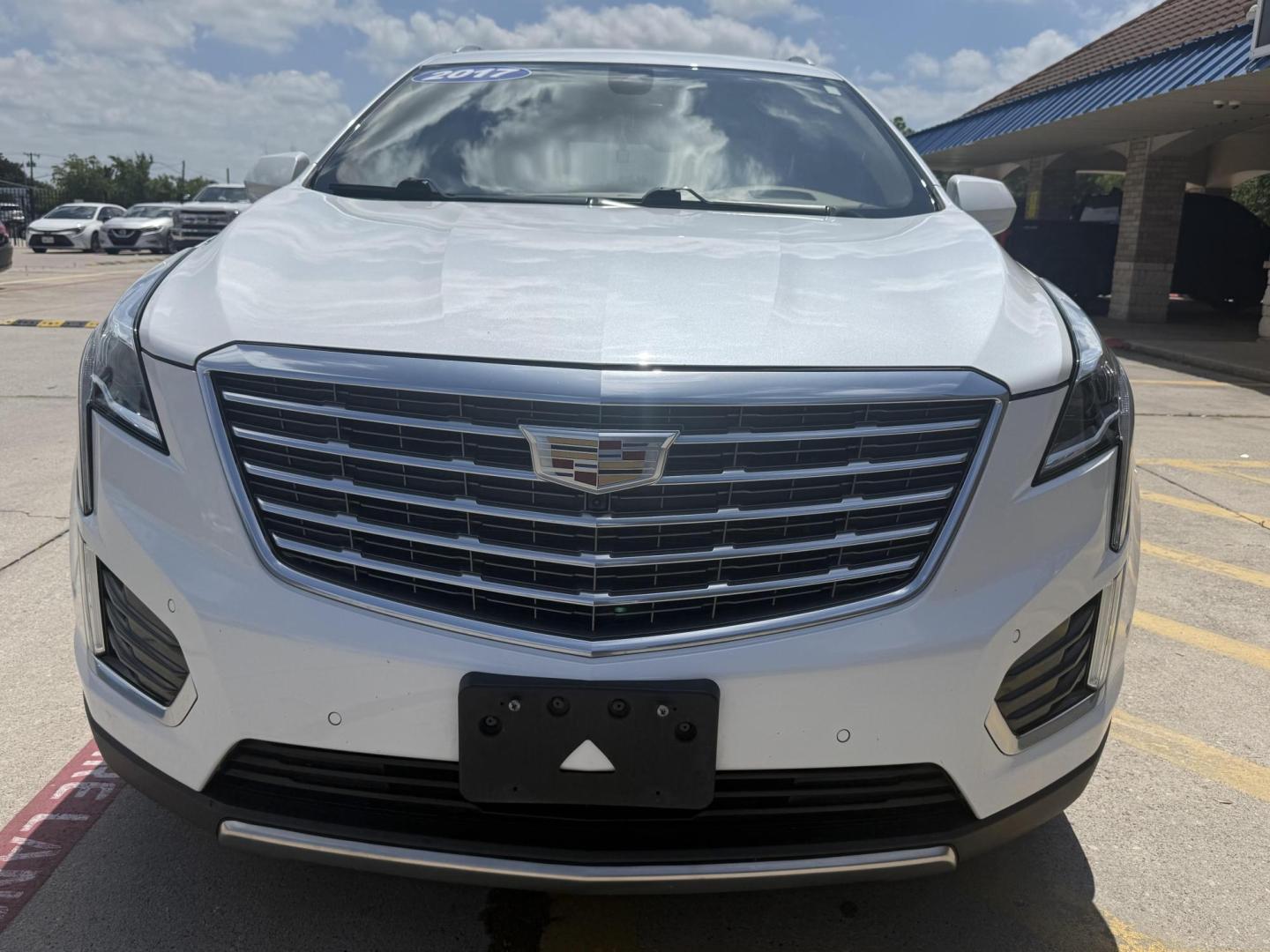2017 Crystal White Tricoat /Jet Black, premium leather Maple Sugar w/Jet Black Cadillac XT5 54872 (1GYKNFRS8HZ) with an 3.6L V6 DOHC 24V engine, 8-Speed Automatic transmission, located at 2401 E Main St., Grand Prairie, TX, 75050, (972) 262-4440, 32.748981, -96.969643 - Photo#4