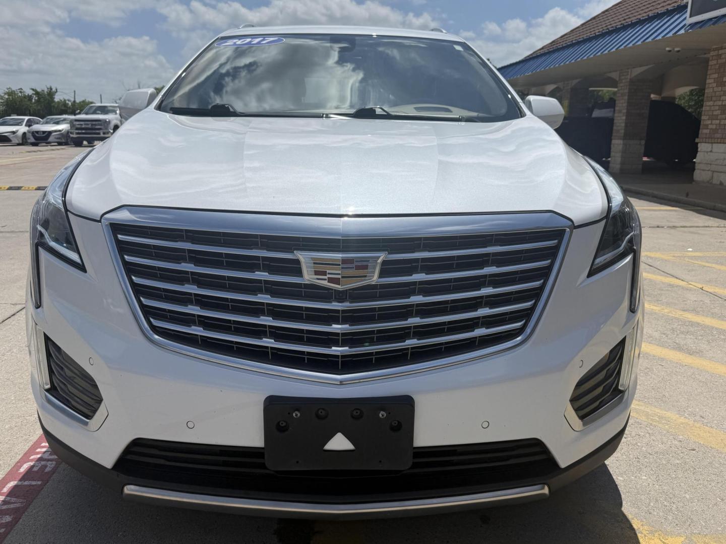 2017 Crystal White Tricoat /Jet Black, premium leather Maple Sugar w/Jet Black Cadillac XT5 54872 (1GYKNFRS8HZ) with an 3.6L V6 DOHC 24V engine, 8-Speed Automatic transmission, located at 2401 E Main St., Grand Prairie, TX, 75050, (972) 262-4440, 32.748981, -96.969643 - Photo#6
