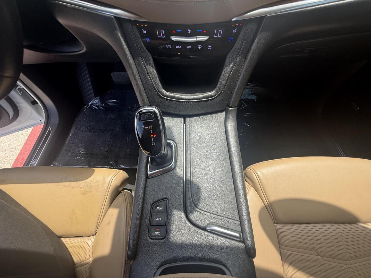 2017 Crystal White Tricoat /Jet Black, premium leather Maple Sugar w/Jet Black Cadillac XT5 54872 (1GYKNFRS8HZ) with an 3.6L V6 DOHC 24V engine, 8-Speed Automatic transmission, located at 2401 E Main St., Grand Prairie, TX, 75050, (972) 262-4440, 32.748981, -96.969643 - Photo#9