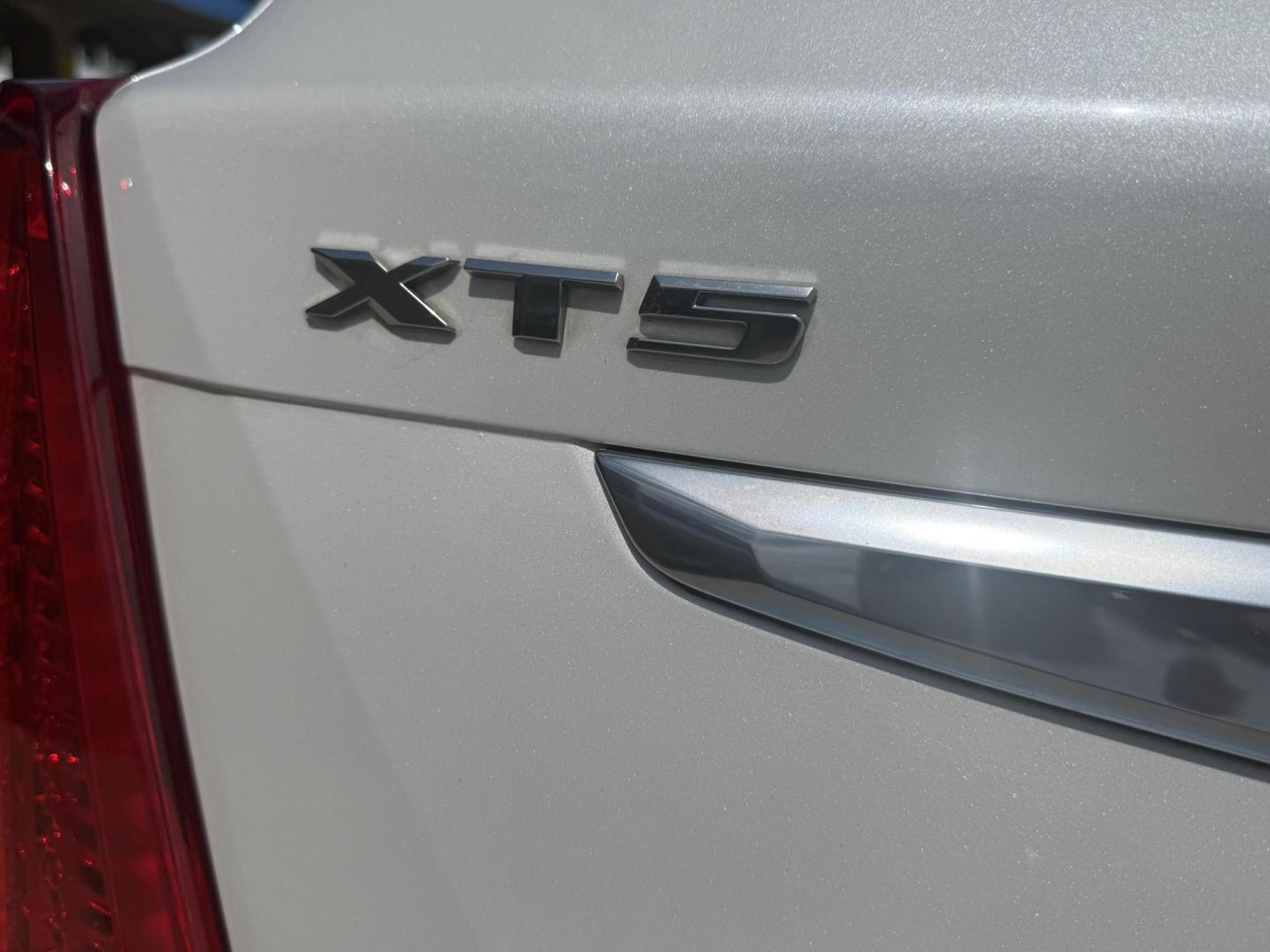2017 Crystal White Tricoat /Jet Black, premium leather Maple Sugar w/Jet Black Cadillac XT5 54872 (1GYKNFRS8HZ) with an 3.6L V6 DOHC 24V engine, 8-Speed Automatic transmission, located at 2401 E Main St., Grand Prairie, TX, 75050, (972) 262-4440, 32.748981, -96.969643 - Photo#15