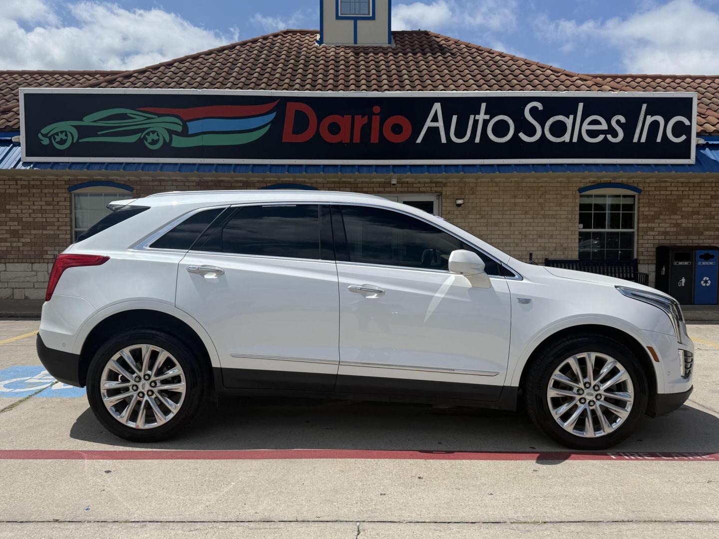 2017 Crystal White Tricoat /Jet Black, premium leather Maple Sugar w/Jet Black Cadillac XT5 54872 (1GYKNFRS8HZ) with an 3.6L V6 DOHC 24V engine, 8-Speed Automatic transmission, located at 2401 E Main St., Grand Prairie, TX, 75050, (972) 262-4440, 32.748981, -96.969643 - Photo#17
