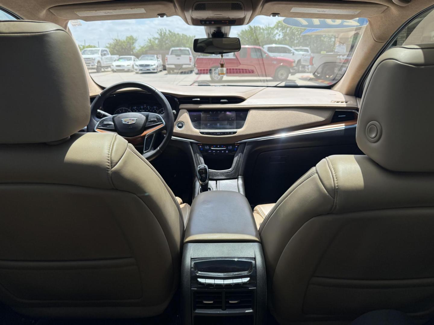 2017 Crystal White Tricoat /Jet Black, premium leather Maple Sugar w/Jet Black Cadillac XT5 54872 (1GYKNFRS8HZ) with an 3.6L V6 DOHC 24V engine, 8-Speed Automatic transmission, located at 2401 E Main St., Grand Prairie, TX, 75050, (972) 262-4440, 32.748981, -96.969643 - Photo#18
