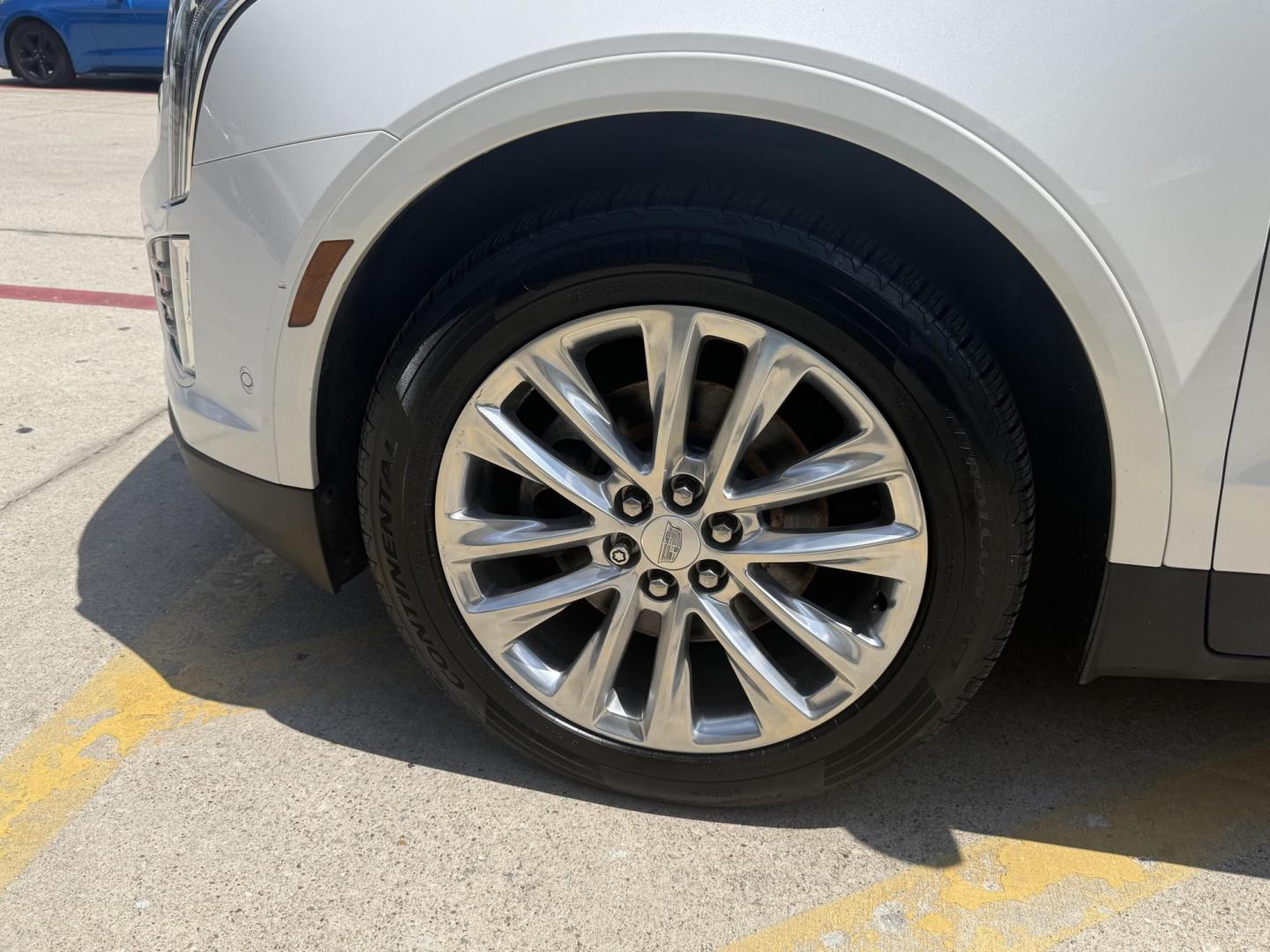2017 Crystal White Tricoat /Jet Black, premium leather Maple Sugar w/Jet Black Cadillac XT5 54872 (1GYKNFRS8HZ) with an 3.6L V6 DOHC 24V engine, 8-Speed Automatic transmission, located at 2401 E Main St., Grand Prairie, TX, 75050, (972) 262-4440, 32.748981, -96.969643 - Photo#20
