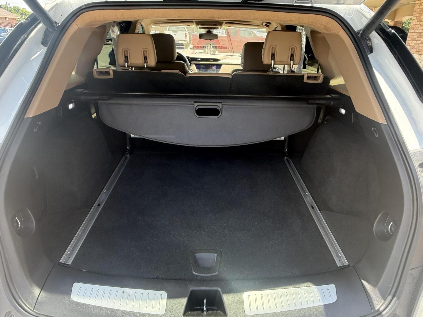 2017 Crystal White Tricoat /Jet Black, premium leather Maple Sugar w/Jet Black Cadillac XT5 54872 (1GYKNFRS8HZ) with an 3.6L V6 DOHC 24V engine, 8-Speed Automatic transmission, located at 2401 E Main St., Grand Prairie, TX, 75050, (972) 262-4440, 32.748981, -96.969643 - Photo#25