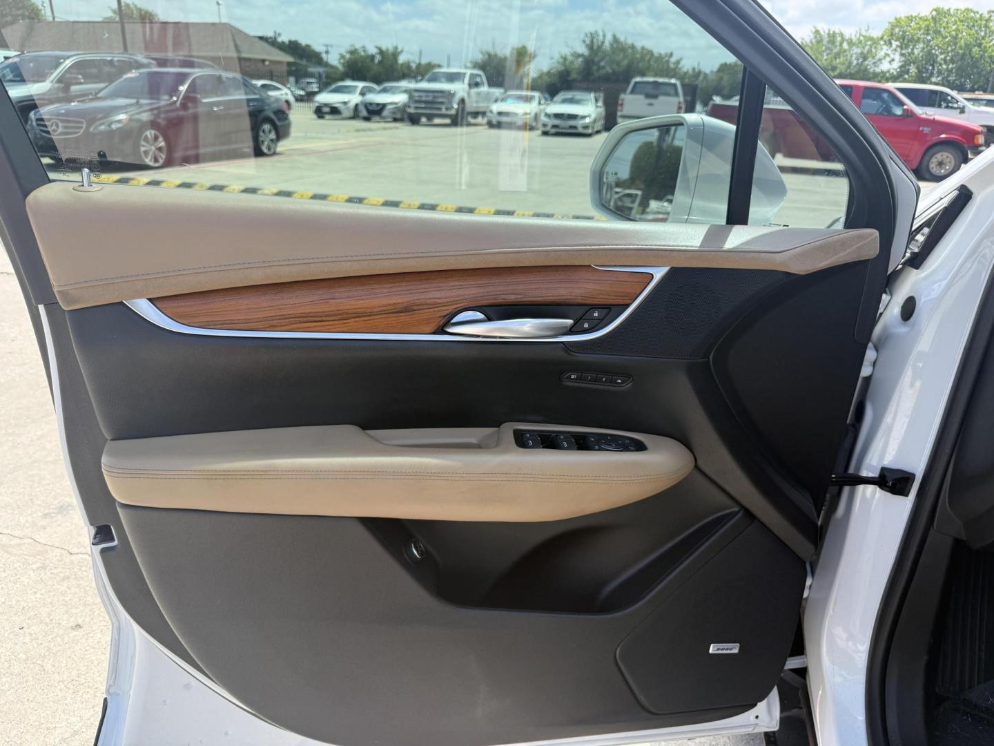 2017 Crystal White Tricoat /Jet Black, premium leather Maple Sugar w/Jet Black Cadillac XT5 54872 (1GYKNFRS8HZ) with an 3.6L V6 DOHC 24V engine, 8-Speed Automatic transmission, located at 2401 E Main St., Grand Prairie, TX, 75050, (972) 262-4440, 32.748981, -96.969643 - Photo#27