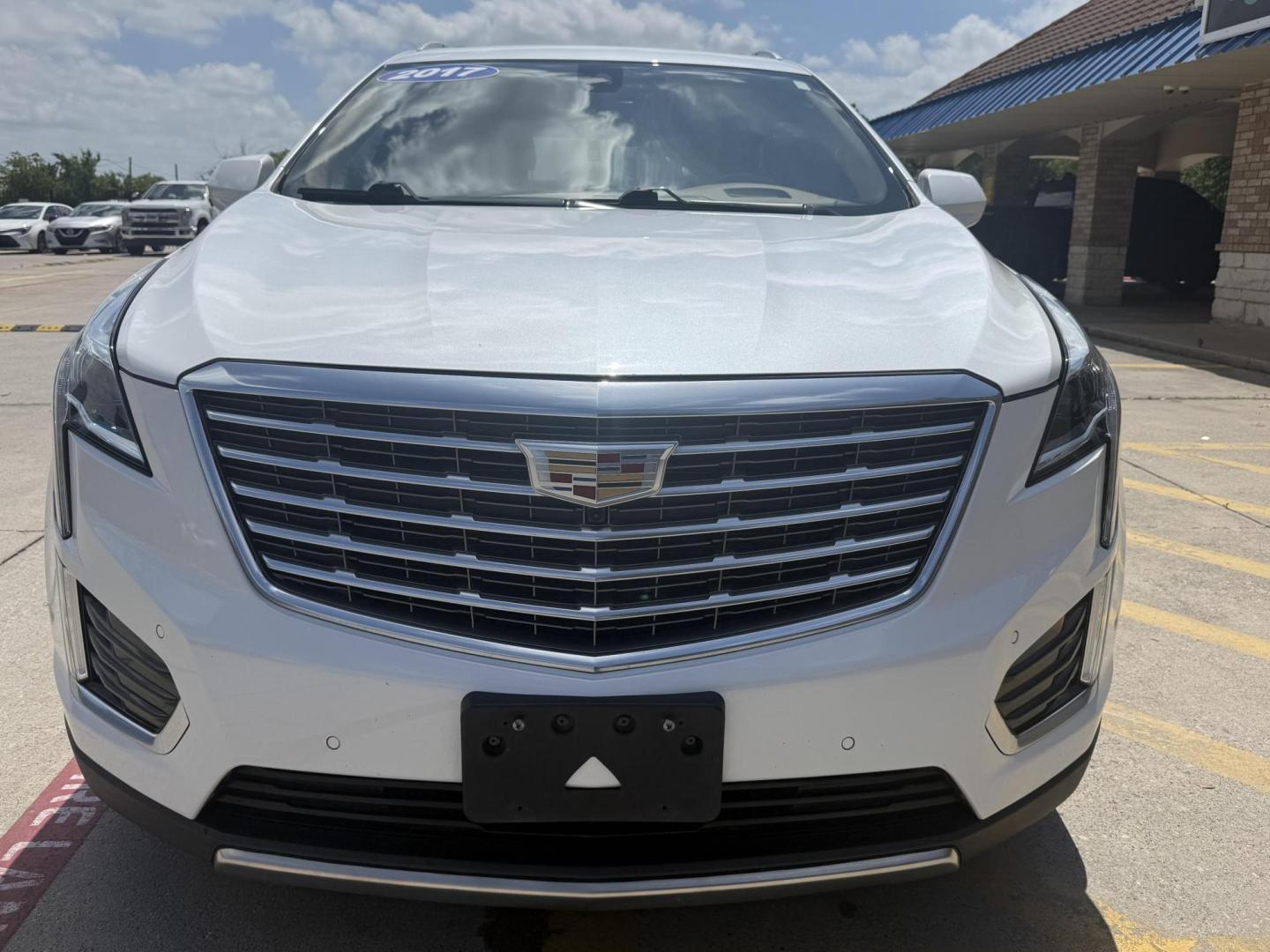 2017 Crystal White Tricoat /Jet Black, premium leather Maple Sugar w/Jet Black Cadillac XT5 54872 (1GYKNFRS8HZ) with an 3.6L V6 DOHC 24V engine, 8-Speed Automatic transmission, located at 2401 E Main St., Grand Prairie, TX, 75050, (972) 262-4440, 32.748981, -96.969643 - Photo#30