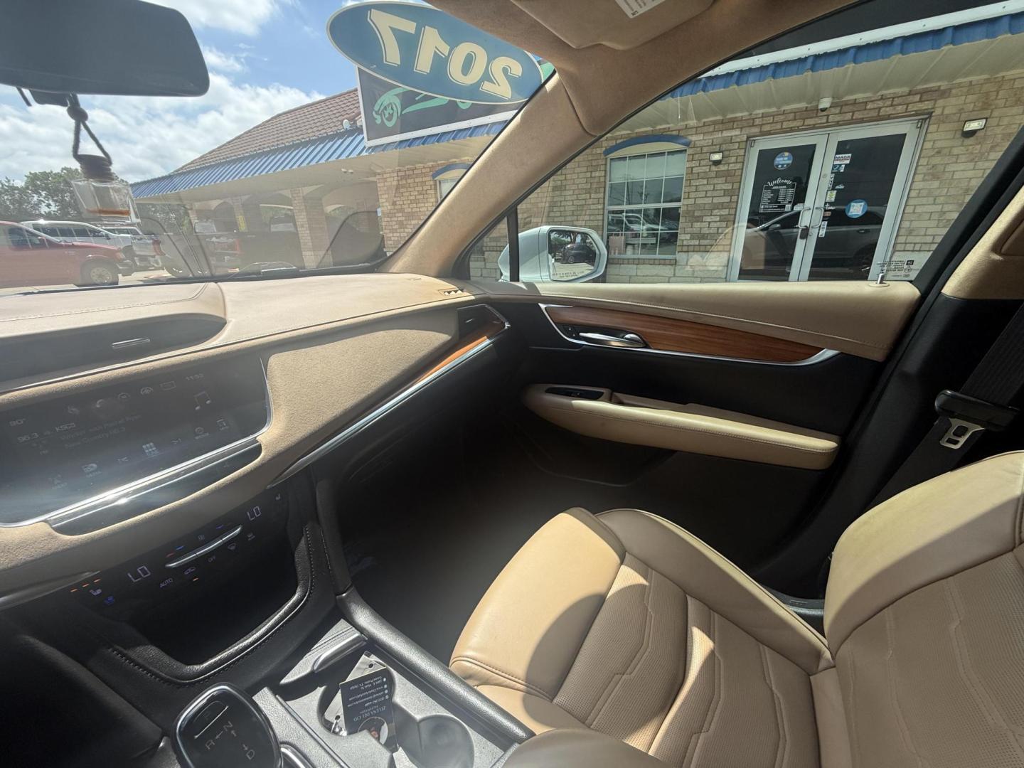 2017 Crystal White Tricoat /Jet Black, premium leather Maple Sugar w/Jet Black Cadillac XT5 54872 (1GYKNFRS8HZ) with an 3.6L V6 DOHC 24V engine, 8-Speed Automatic transmission, located at 2401 E Main St., Grand Prairie, TX, 75050, (972) 262-4440, 32.748981, -96.969643 - Photo#32