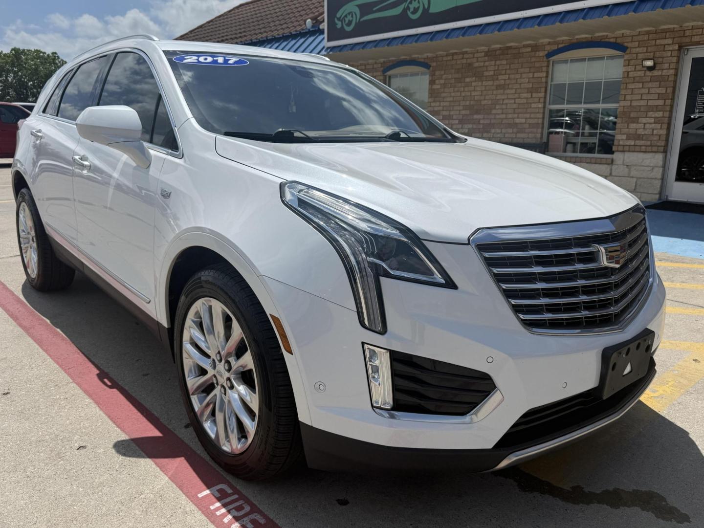 2017 Crystal White Tricoat /Jet Black, premium leather Maple Sugar w/Jet Black Cadillac XT5 54872 (1GYKNFRS8HZ) with an 3.6L V6 DOHC 24V engine, 8-Speed Automatic transmission, located at 2401 E Main St., Grand Prairie, TX, 75050, (972) 262-4440, 32.748981, -96.969643 - Photo#34