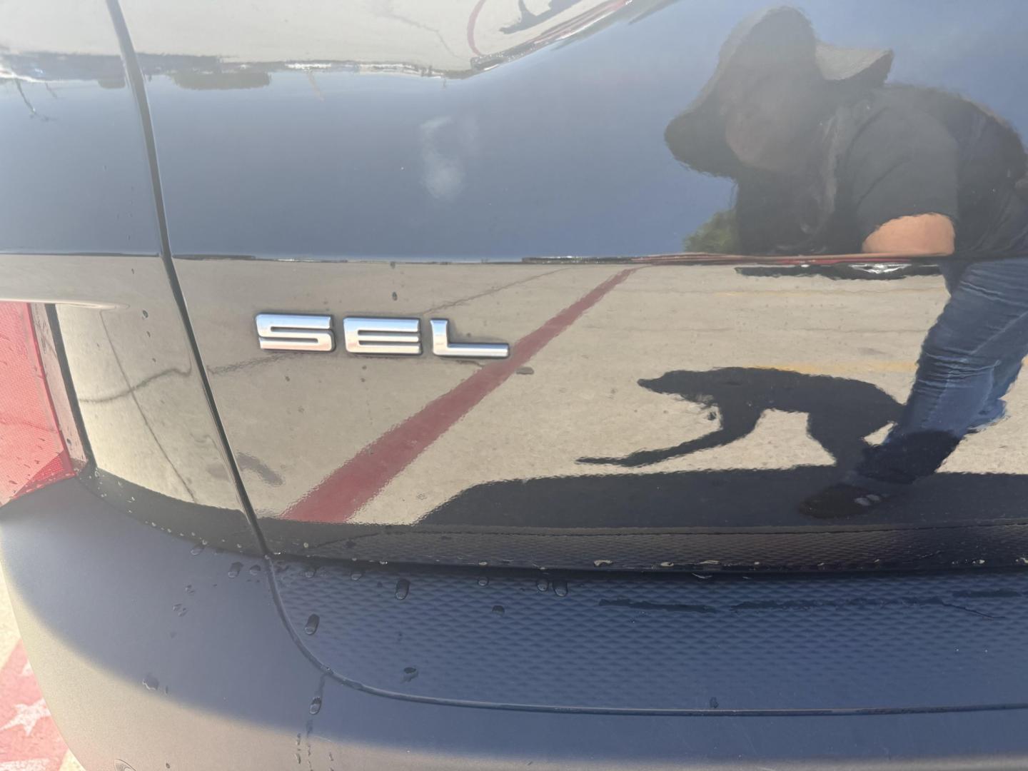 2022 Agate Black Metallic /Sandstone Ebony Ford Escape 77724 (1FMCU0H64NU) with an 1.5L L3 engine, 8-Speed Automatic transmission, located at 2401 E Main St., Grand Prairie, TX, 75050, (972) 262-4440, 32.748981, -96.969643- Photo#4