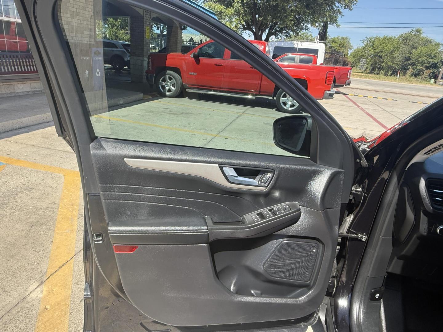 2022 Agate Black Metallic /Sandstone Ebony Ford Escape 77724 (1FMCU0H64NU) with an 1.5L L3 engine, 8-Speed Automatic transmission, located at 2401 E Main St., Grand Prairie, TX, 75050, (972) 262-4440, 32.748981, -96.969643- Photo#5