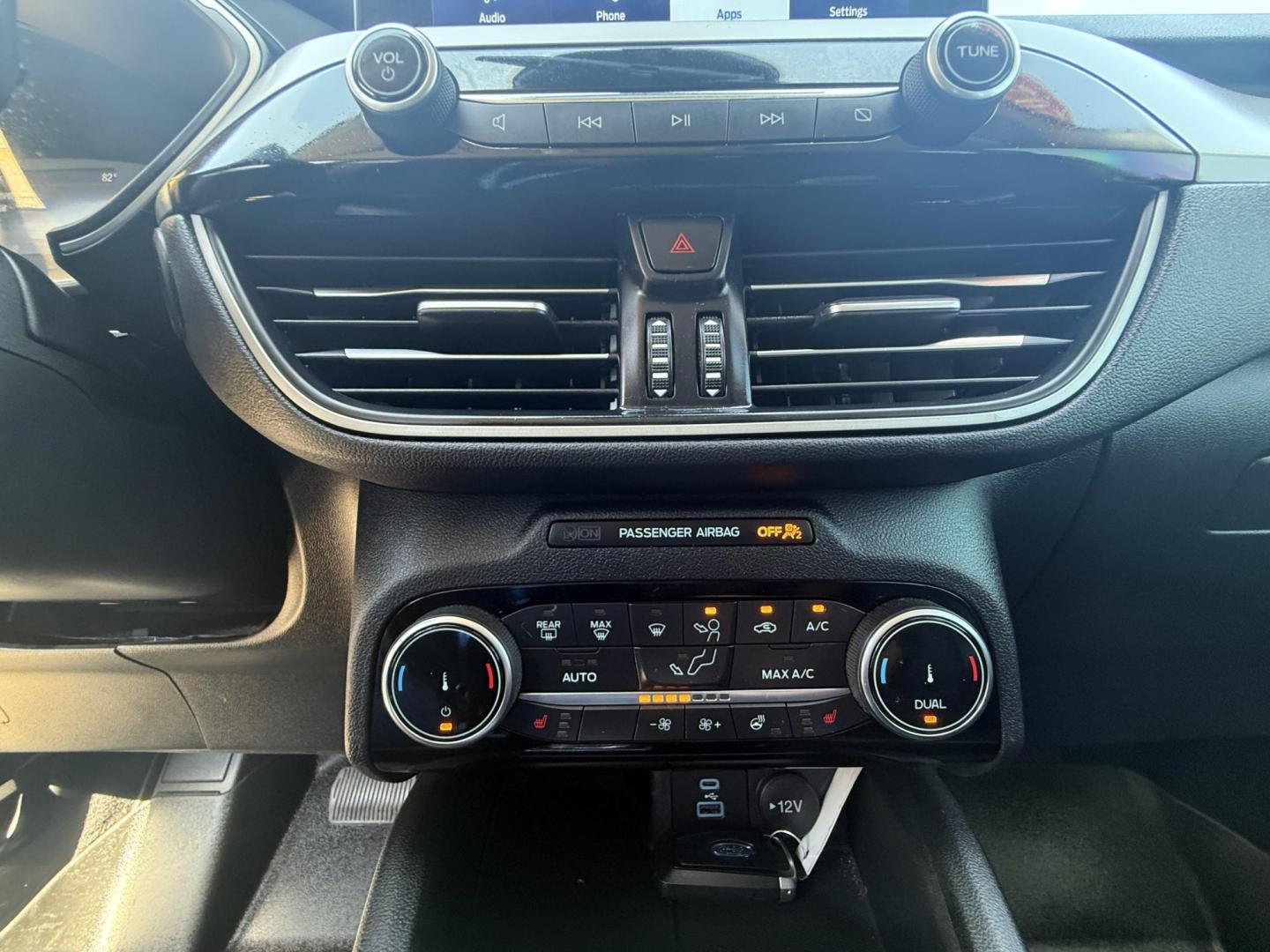 2022 Agate Black Metallic /Sandstone Ebony Ford Escape 77724 (1FMCU0H64NU) with an 1.5L L3 engine, 8-Speed Automatic transmission, located at 2401 E Main St., Grand Prairie, TX, 75050, (972) 262-4440, 32.748981, -96.969643- Photo#8